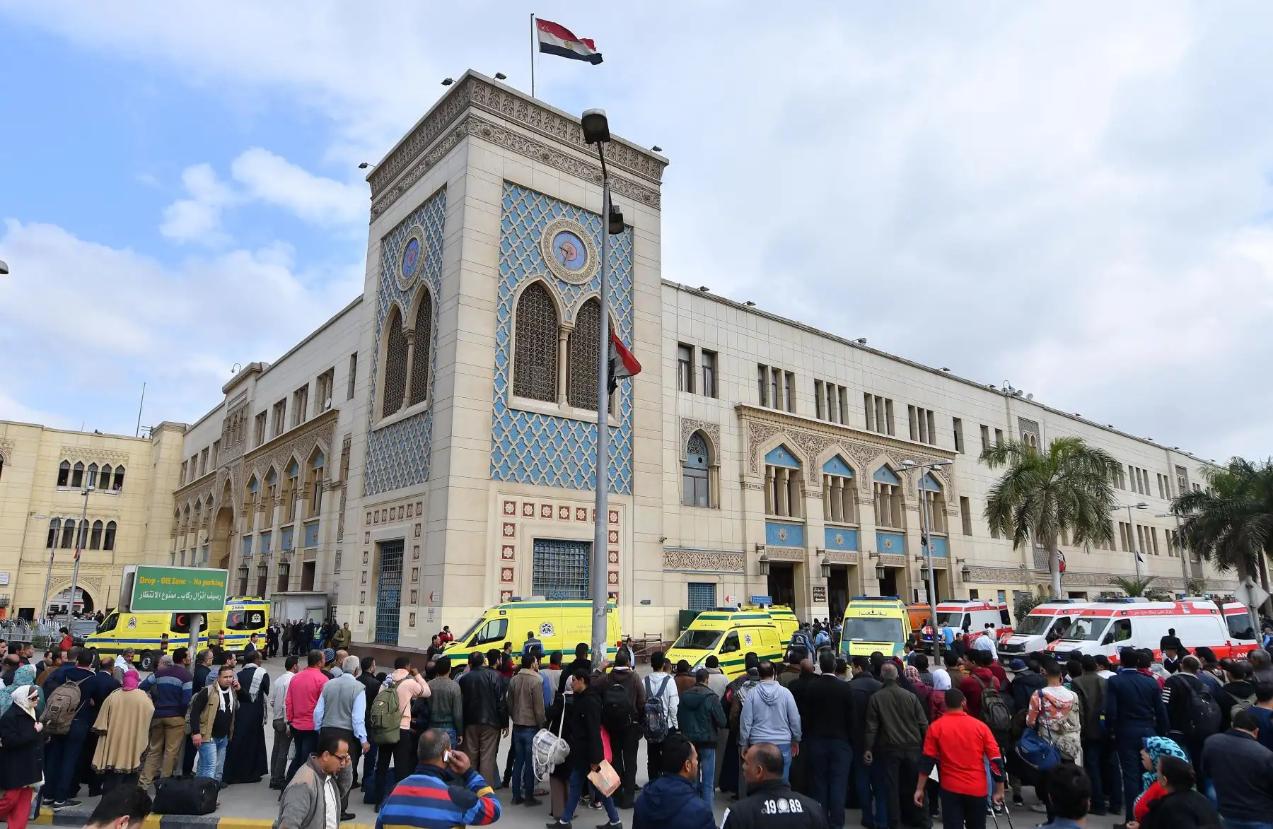 Las personas se reúnen frente a la estación de tren principal de la capital egipcia, El Cairo, donde se produjo un accidente de tren el 27 de febrero de 2019. El accidente causó la muerte de al menos 20 personas, informaron fuentes de seguridad y médicas egipcias. Foto: AFP
