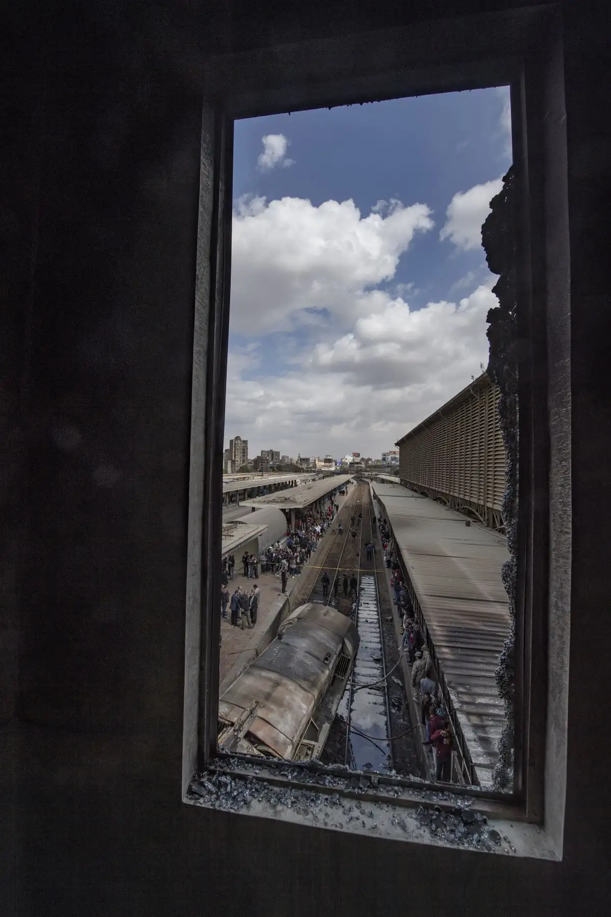 Una fotografía tomada el 27 de febrero de 2019 muestra la escena de un choque de tren en la principal estación de tren de la capital egipcia, El Cairo. El accidente mató al menos a 20 personas, dijeron fuentes de seguridad y médicas egipcias. Foto: AFP