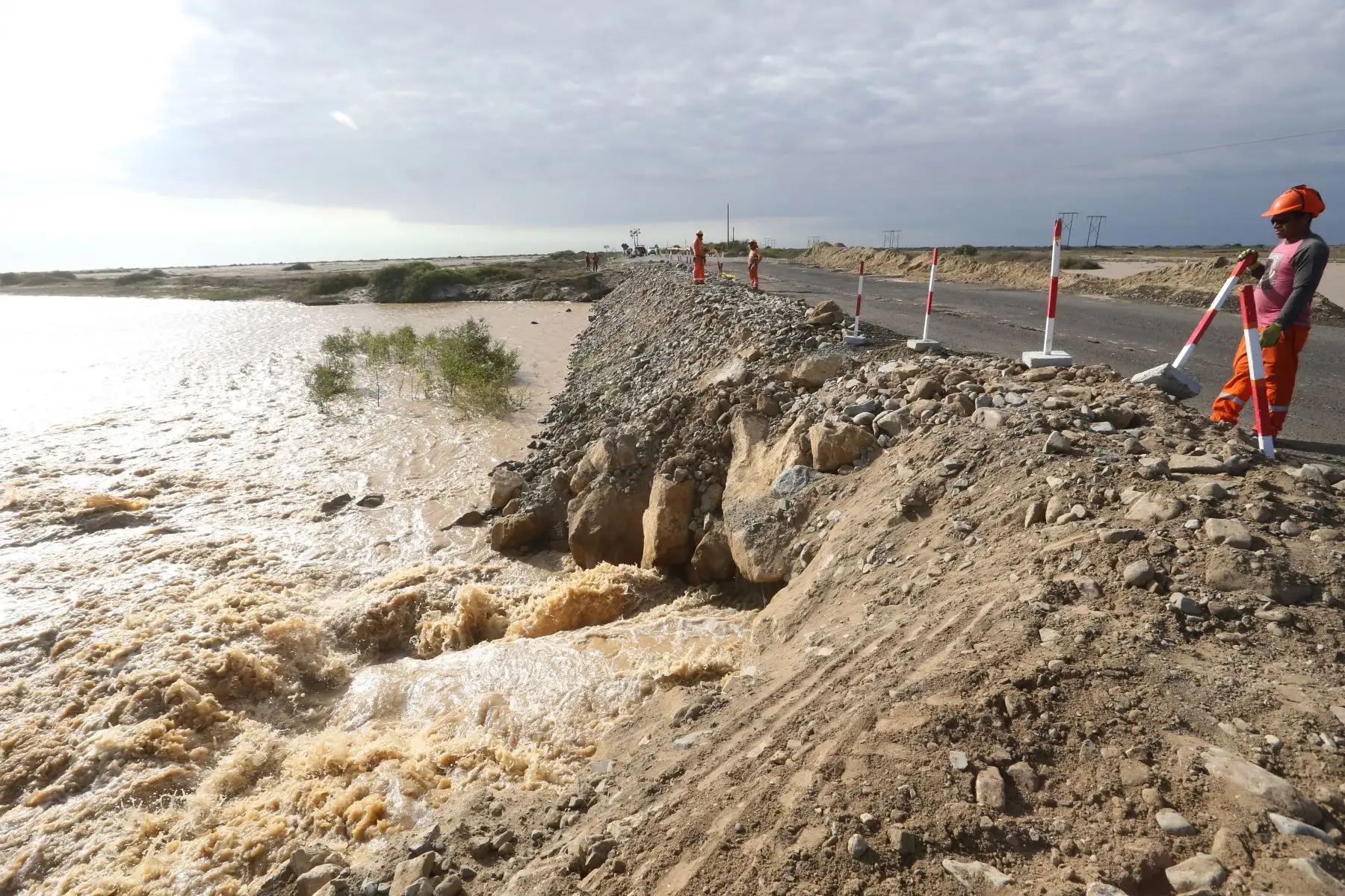 El gobierno regional Piura, a través de la Gerencia Regional de Infraestructura, realiza trabajos de protección en el dique izquierdo a la altura de Simbilá, en el distrito de Catacaos, para evitar un posible desborde del río que perjudicaría a las poblaciones que habitan en las zonas adyacentes.Foto: ANDINA/Jhony Laurente