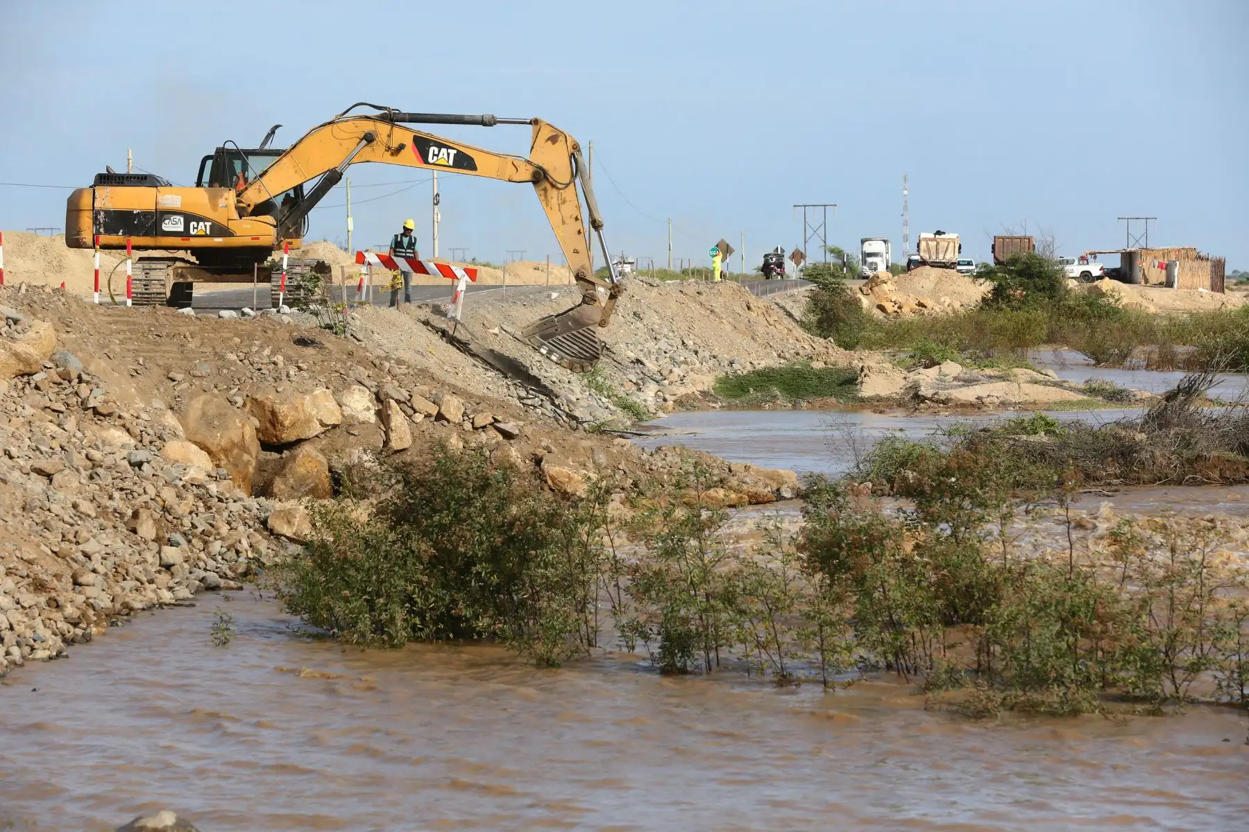 El gobierno regional Piura, a través de la Gerencia Regional de Infraestructura, realiza trabajos de protección en el dique izquierdo a la altura de Simbilá, en el distrito de Catacaos, para evitar un posible desborde del río que perjudicaría a las poblaciones que habitan en las zonas adyacentes.Foto: ANDINA/Jhony Laurente
