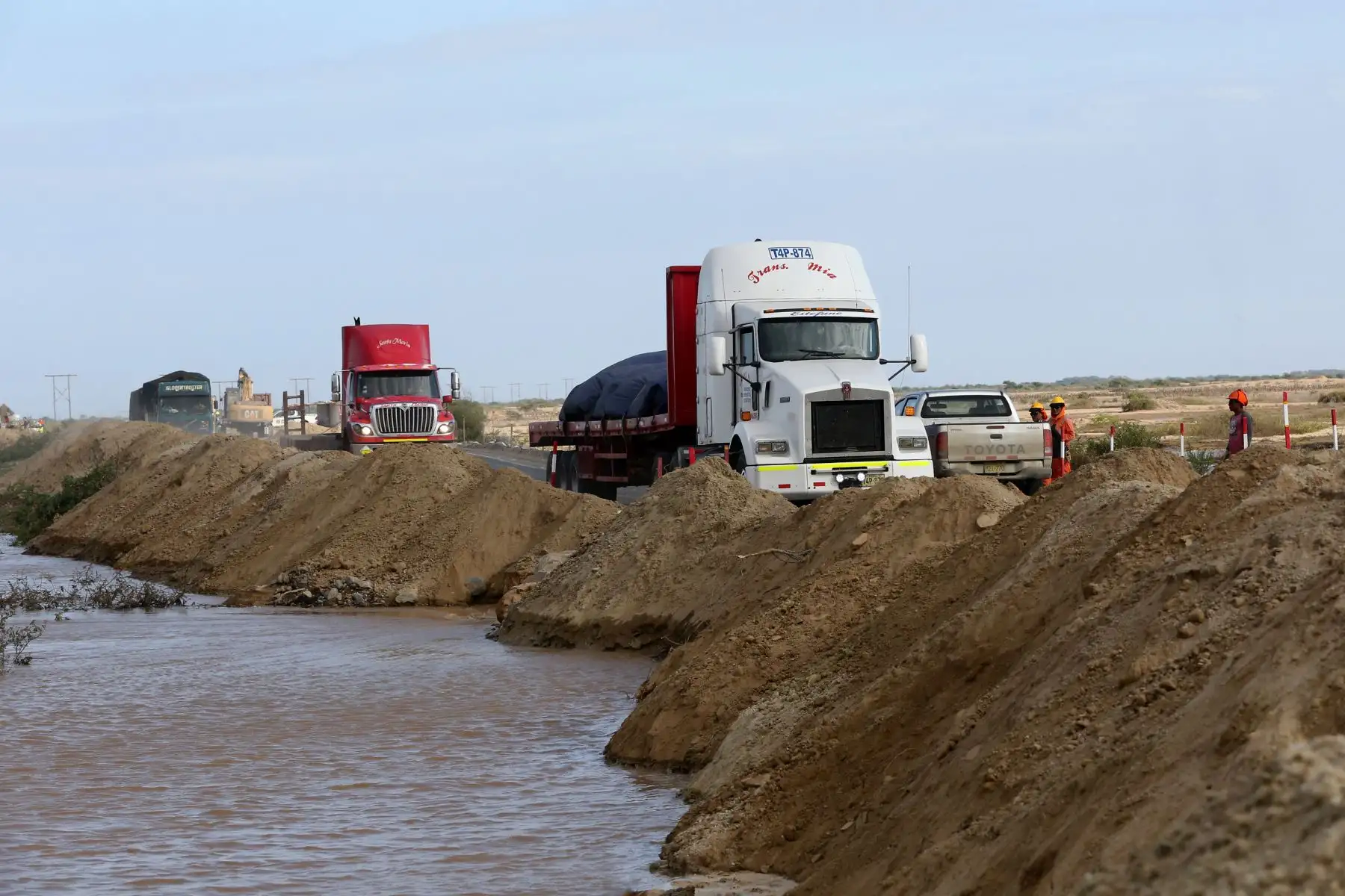 El gobierno regional Piura, a través de la Gerencia Regional de Infraestructura, realiza trabajos de protección en el dique izquierdo a la altura de Simbilá, en el distrito de Catacaos, para evitar un posible desborde del río que perjudicaría a las poblaciones que habitan en las zonas adyacentes.Foto: ANDINA/Jhony Laurente