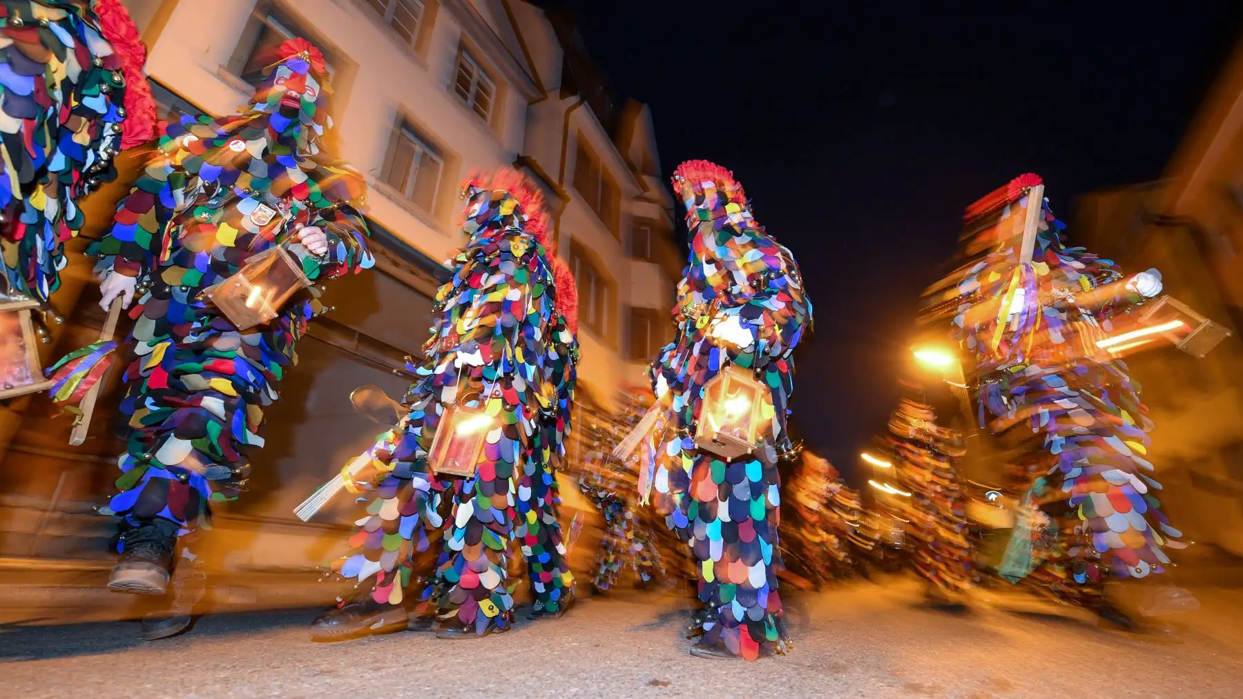 Los miembros del gremio del carnaval "Blaetzlebuebe" desfilan por las calles de Constanza, en el sur de Alemania. Foto: AFP/dpa/ Felix Kästle