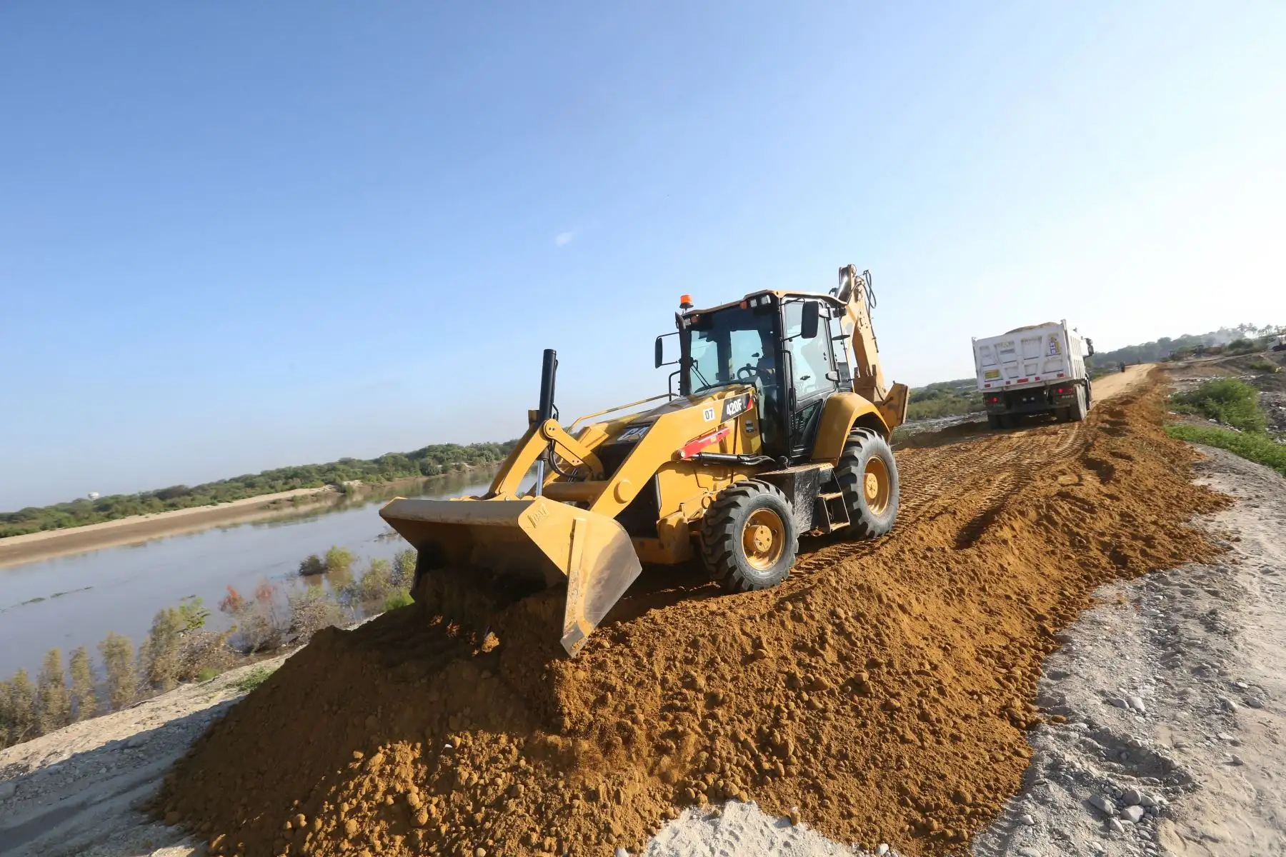 El gobierno regional Piura, a través de la Gerencia Regional de Infraestructura, realiza trabajos de protección en el dique izquierdo a la altura de Simbilá, en el distrito de Catacaos, para evitar un posible desborde del río que perjudicaría a las poblaciones que habitan en las zonas adyacentes.Foto: ANDINA/Jhony Laurente