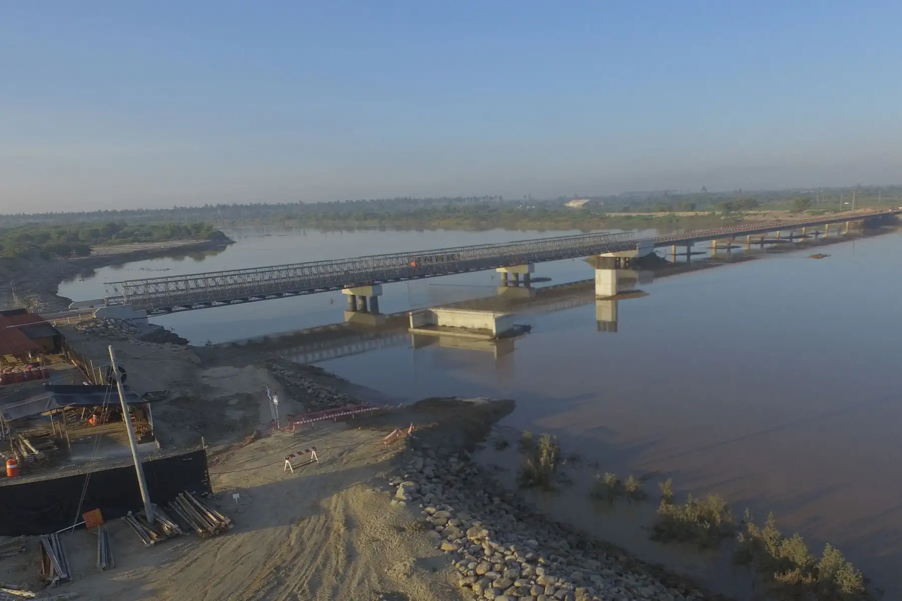 El gobierno regional Piura, a través de la Gerencia Regional de Infraestructura, realiza trabajos de protección en el dique izquierdo a la altura de Simbilá, en el distrito de Catacaos, para evitar un posible desborde del río que perjudicaría a las poblaciones que habitan en las zonas adyacentes.Foto: ANDINA/Daniel Bracamonte