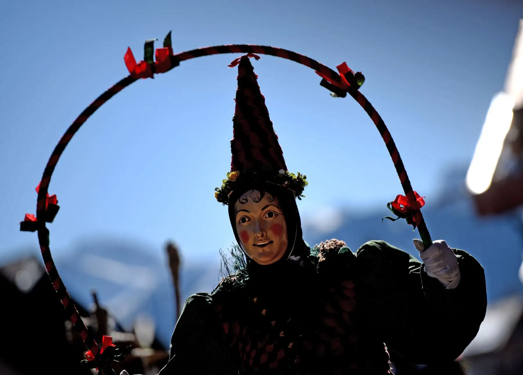 Un tonto vestido como "Schellenrührer" (coctelera), el personaje del carnaval tradicional baila por las calles de Mittenwald, en el sur de Alemania, durante el inicio de la temporada del carnaval en el Carnaval de la Mujer. Foto: AFP/dpa/Angelika Warmuth