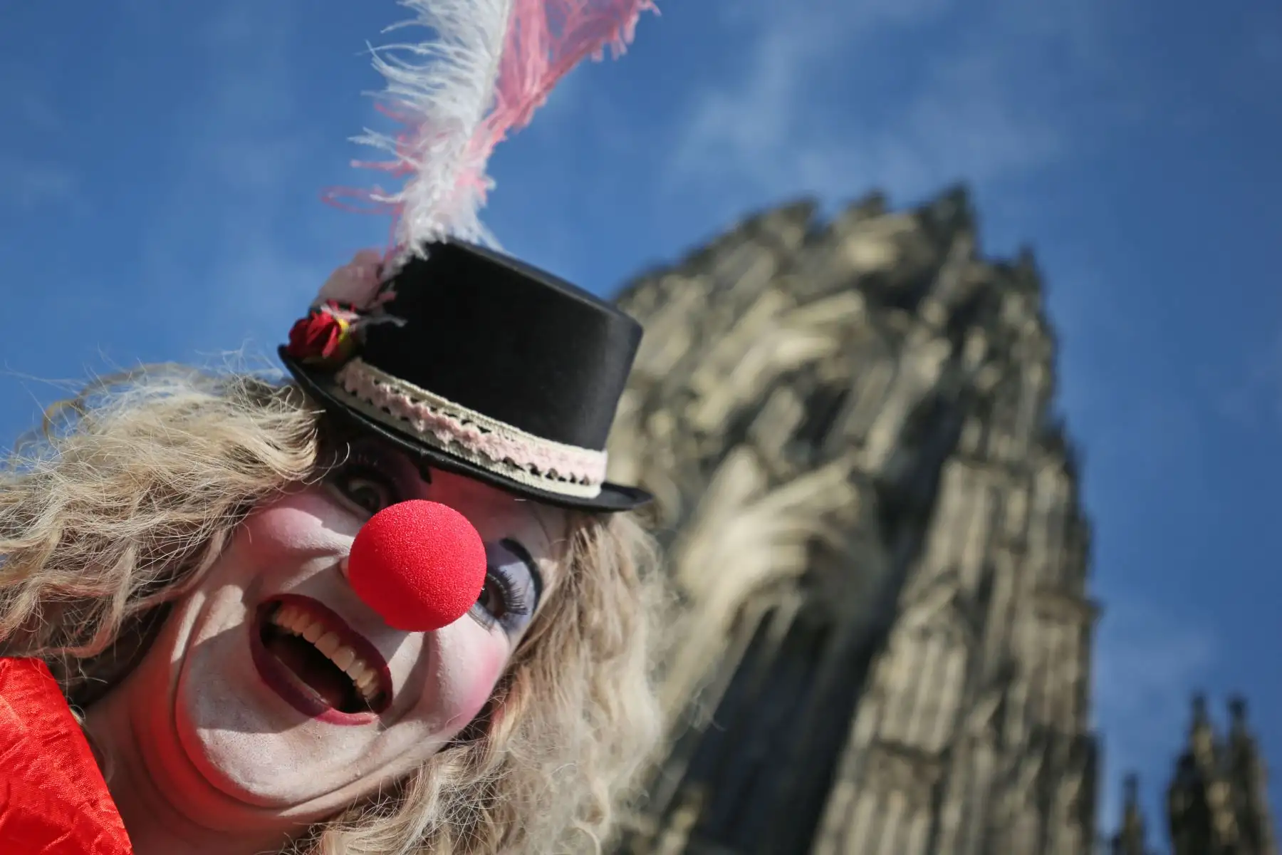 Un tonto celebra el inicio de la calurosa temporada de carnaval en el Carnaval de la Mujer, frente a la Catedral de Colonia, en el oeste de Alemania. Foto: AFP/dpa/Oliver Berg