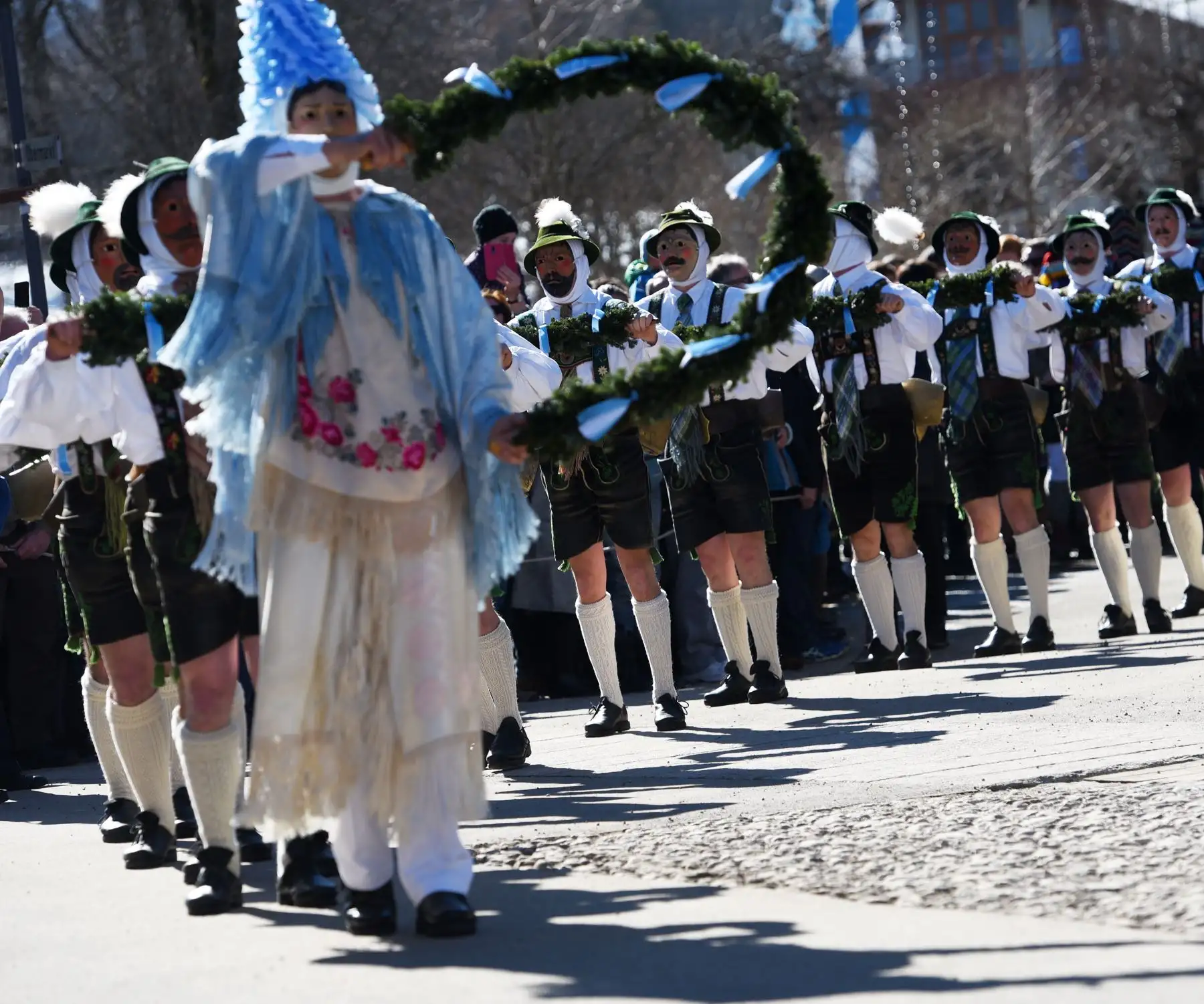 Los personajes disfrazados de "carnaval" (carnero), personajes tradicionales del carnaval bailan por las calles de Mittenwald, en el sur de Alemania, durante el inicio de la temporada del carnaval en el Carnaval de la Mujer, el 28 de febrero de 2019. Foto: AFP/dpa/Angelika Warmuth