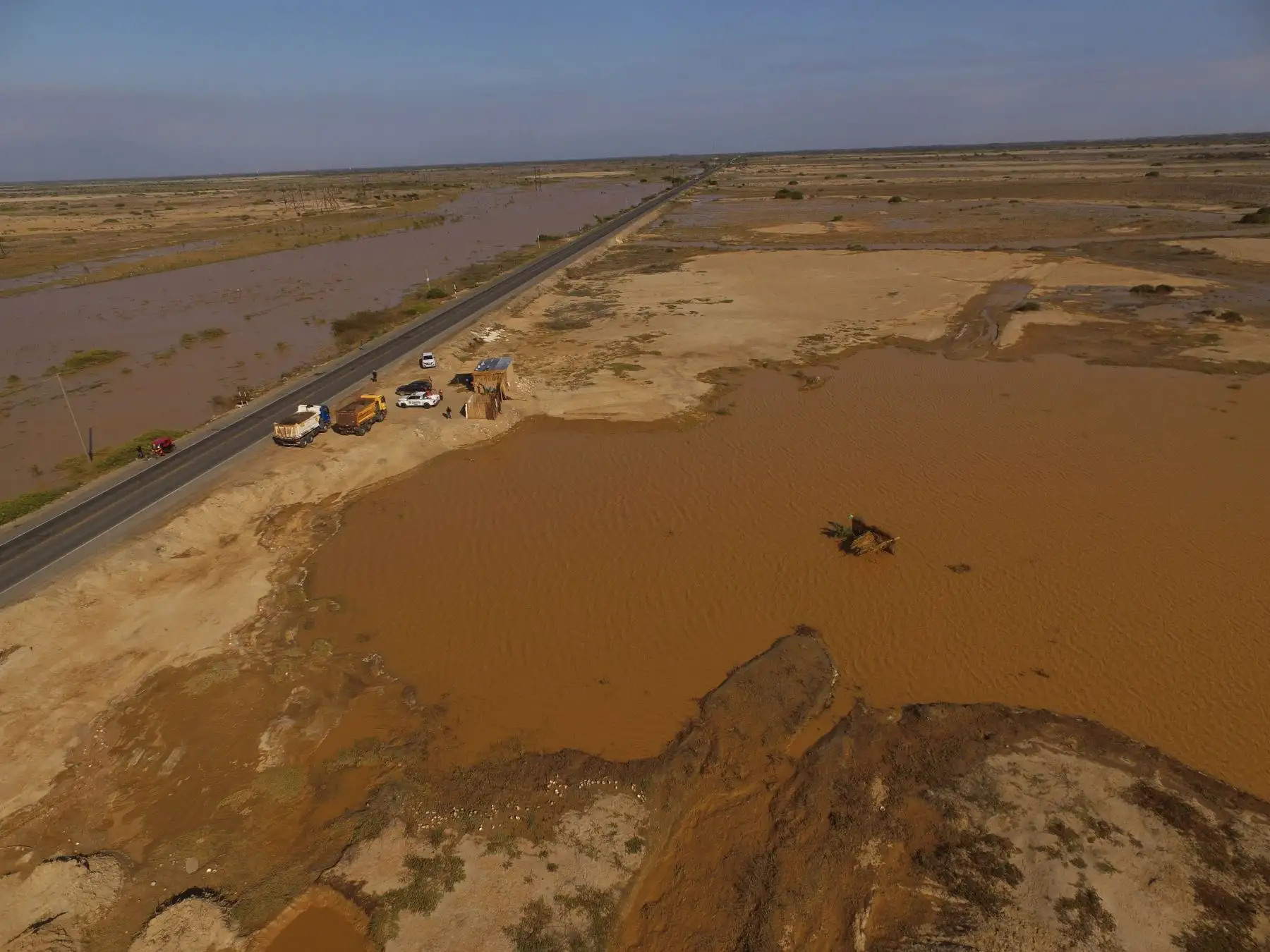 El gobierno regional Piura, a través de la Gerencia Regional de Infraestructura, realiza trabajos de protección en el dique izquierdo a la altura de Simbilá, en el distrito de Catacaos, para evitar un posible desborde del río que perjudicaría a las poblaciones que habitan en las zonas adyacentes.Foto: ANDINA/Daniel Bracamonte