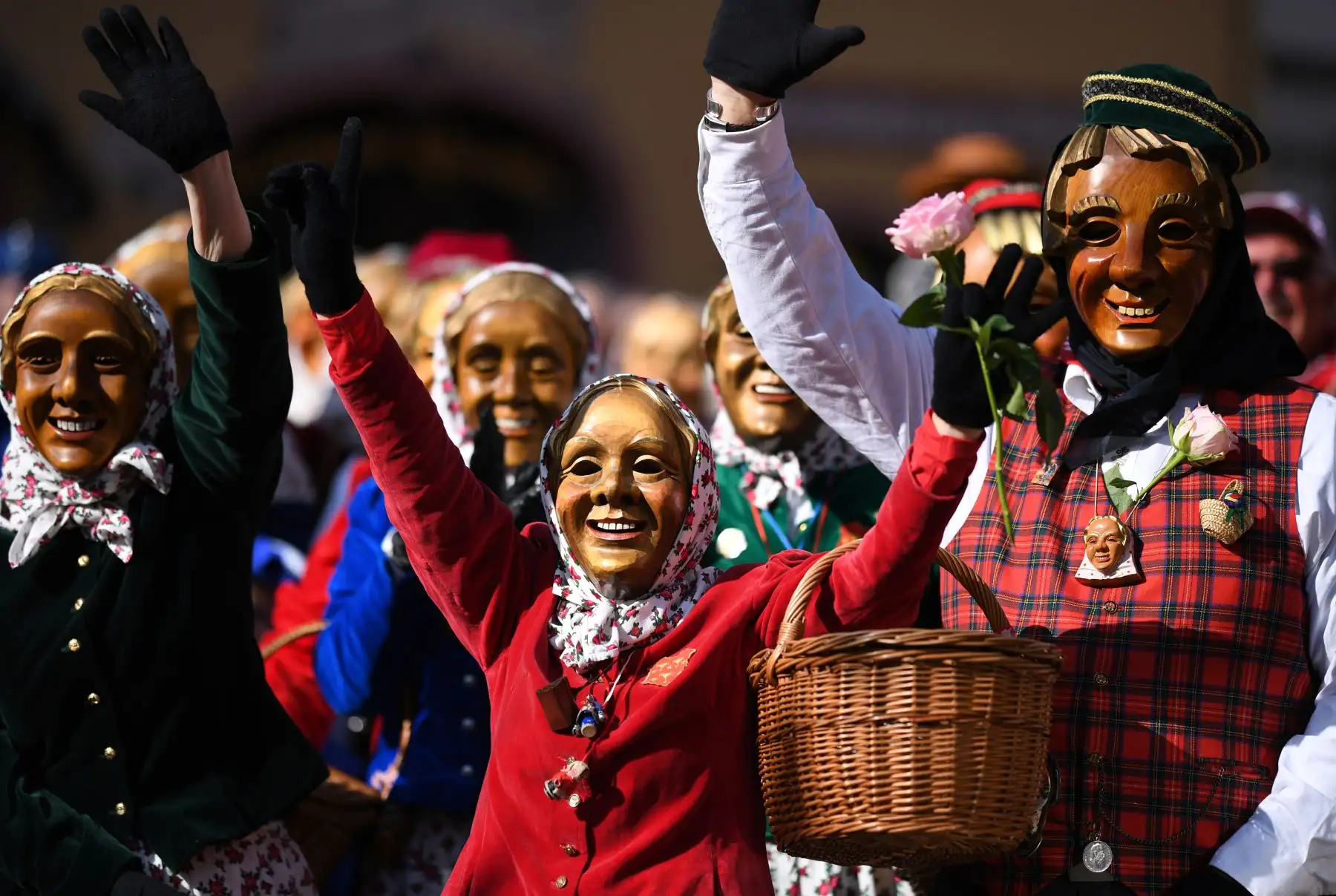 Los locos que usan máscaras del carnaval tradicional "Schnurrewiber" celebran el inicio de la temporada de calor del carnaval suabo-alemán en el Carnaval de la Mujer, en Staufen, en el sur de Alemania. Foto: AFP/dpa/Patrick Seeger