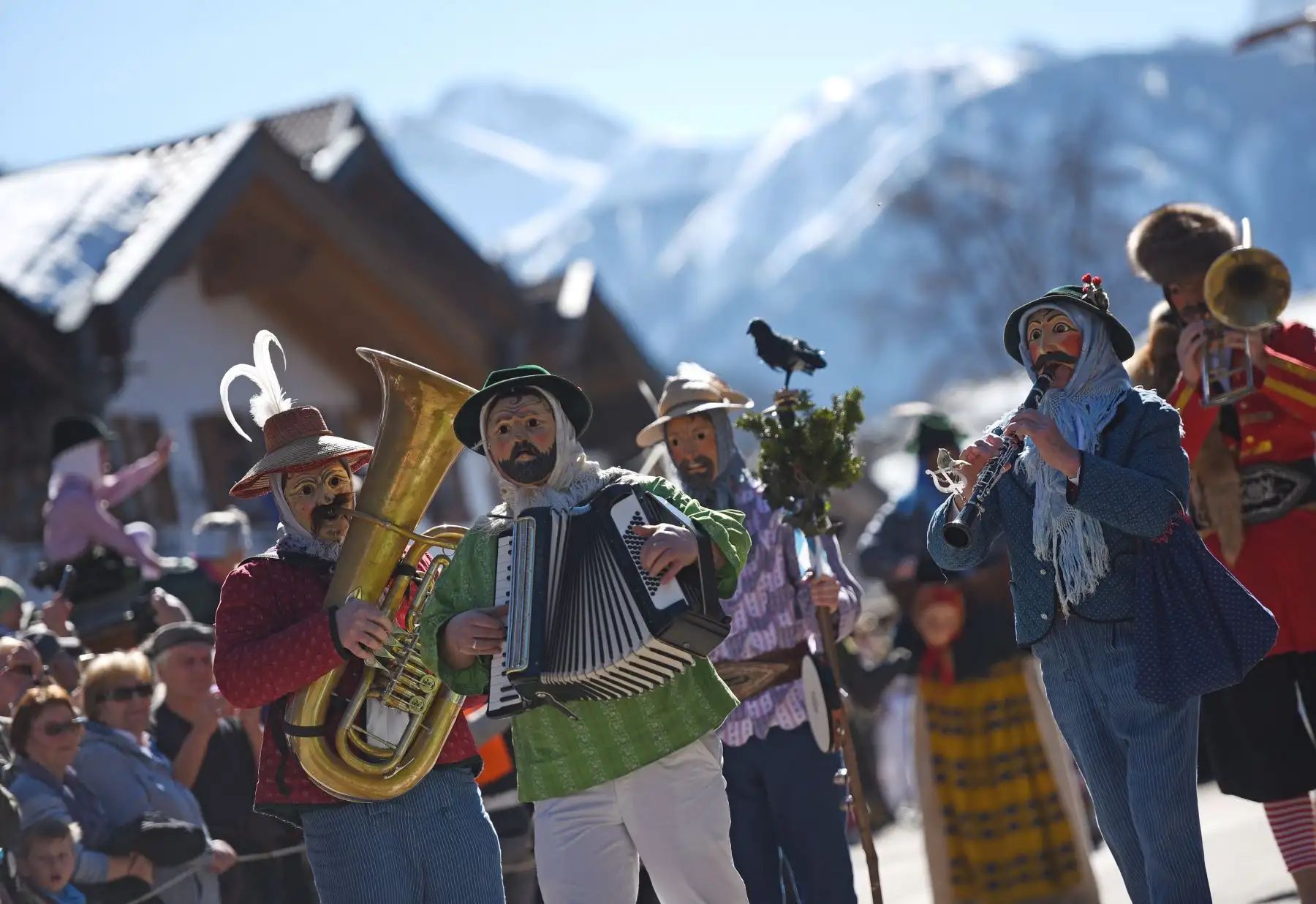 Los músicos que usan máscaras participan en un desfile del "Schellenruehrer" (coctelera), personajes tradicionales del carnaval en las calles de Mittenwald, en el sur de Alemania, durante el inicio de la temporada del carnaval en el Carnaval de la Mujer. Foto: AFP/dpa/Angelika Warmuth