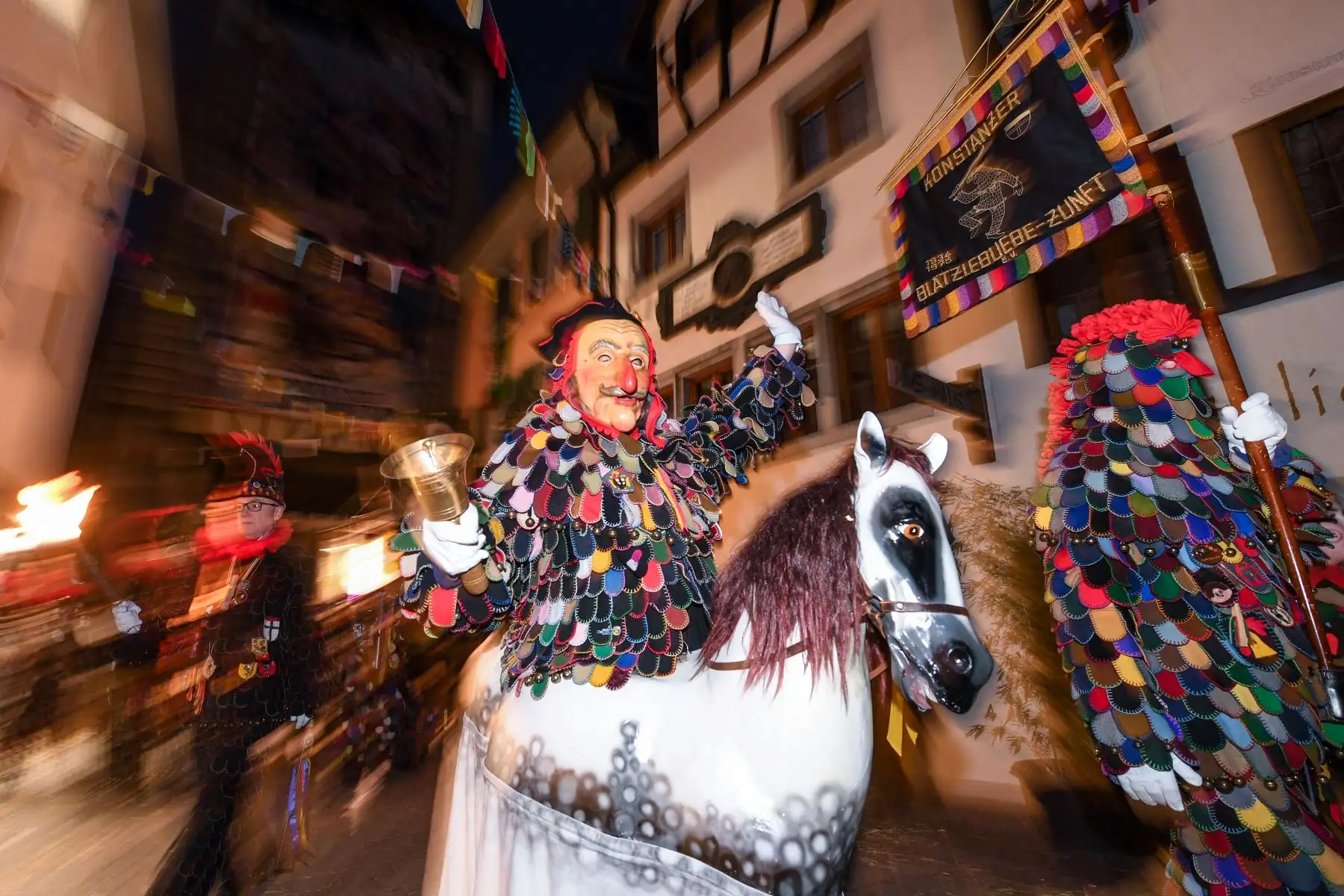 El llamado "Blaetzle-Polizist" (policía de Blaetzle) del "Blaetzlebuebe" carnaval gremio desfila por las calles de Constanza, sur de Alemania, como tontos en todo el país celebran el inicio de la temporada de carnaval en el Carnaval de Mujeres. Foto: AFP/dpa/Felix Kästle