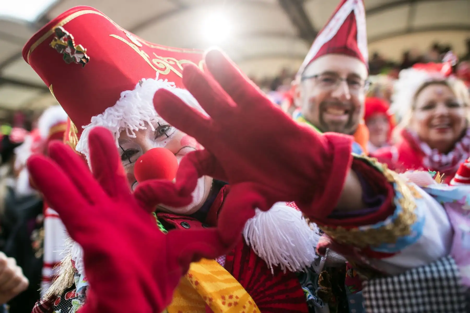 Los tontos celebran el inicio de la temporada de carnaval en el Carnaval de la Mujer, en Colonia, Alemania occidental. Foto: AFP/dpa/Federico Gambarini