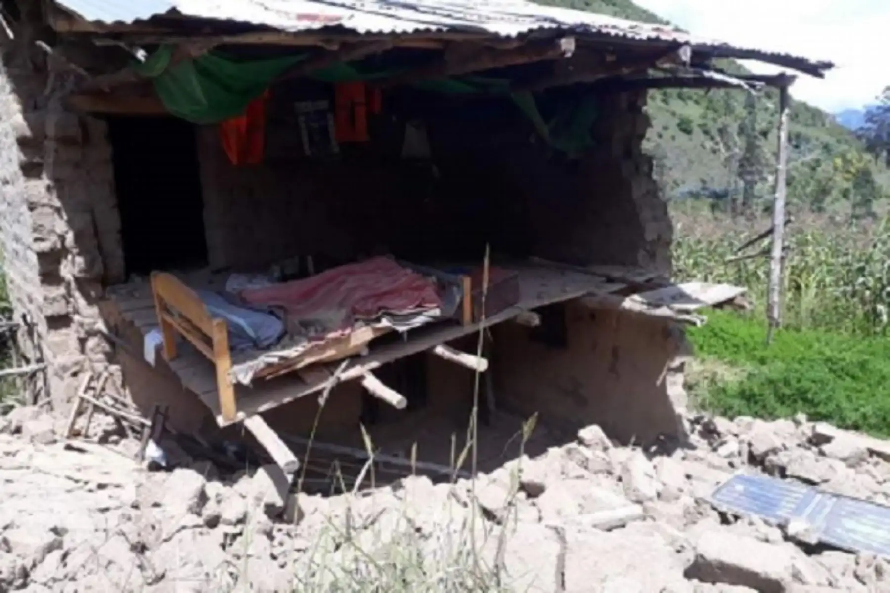 Las intensas lluvias ocasionaron el colapso de una vivienda e adobe en el sector de Huanrecca del distrito de Circa, provincia de Abancay, en la región Apurímac, quedando tres personas damnificadas, informó el Instituto Nacional de Defensa Civil (Indeci).