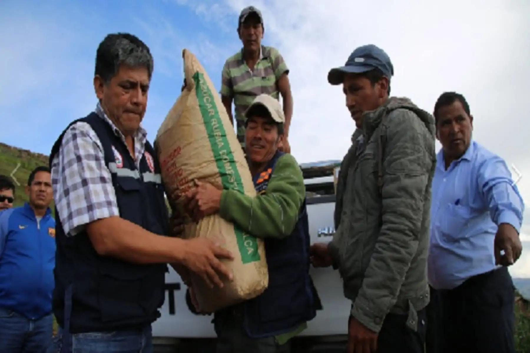 Gobernador regional de Ayacucho, Carlos Rúa Carbajal, visitó a familias damnificadas del distrito de Acosvinchos, donde luego de verificar el impacto y magnitud de los daños producto de las inclemencias del tiempo, procedió a entregar ayuda humanitaria consistente alimentos de primera necesidad.