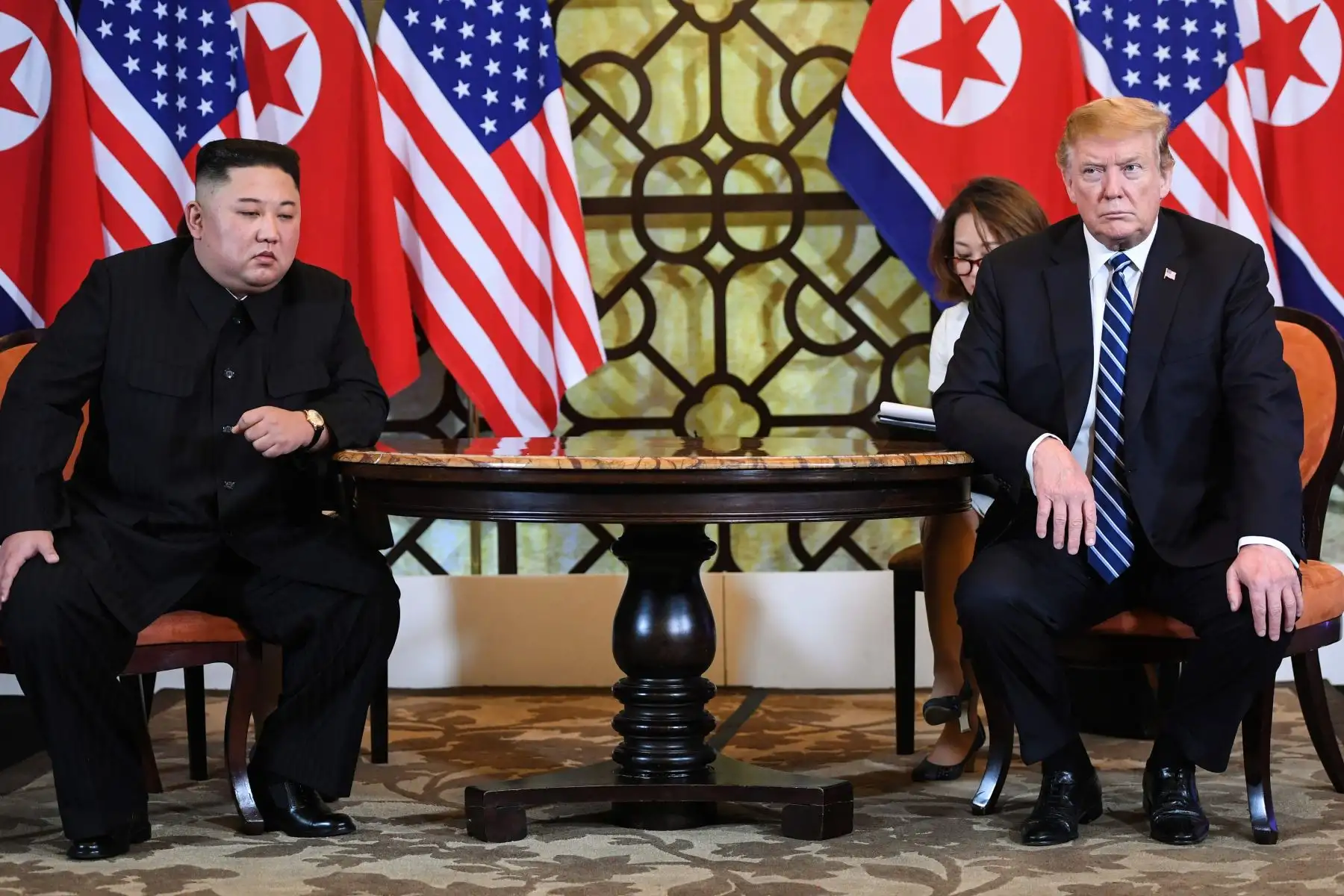 El presidente de los Estados Unidos, Donald Trump (R), y el líder de Corea del Norte, Kim Jong Un, sostuvieron una reunión durante la segunda cumbre entre los Estados Unidos y Corea del Norte. Foto: AFP