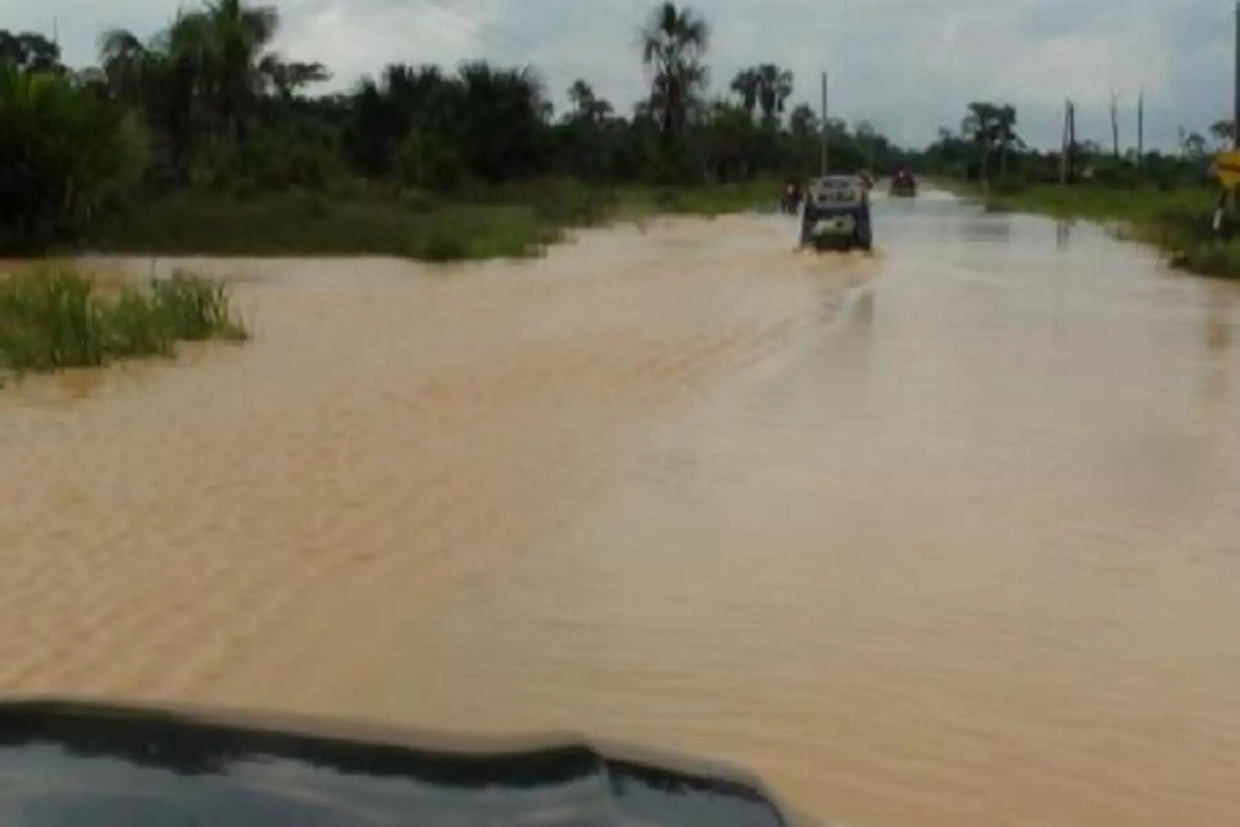 Los desbordes de varias quebradas ocasionaron una inundación que ha dejado hasta el momento 150 familias afectadas en el Sector Virgen de la Candelaria (altura del kilómetro 322 de la vía interoceánica Urcos-Iñapari), distrito de Inambari, provincia Tambopata, en la región Madre de Dios.