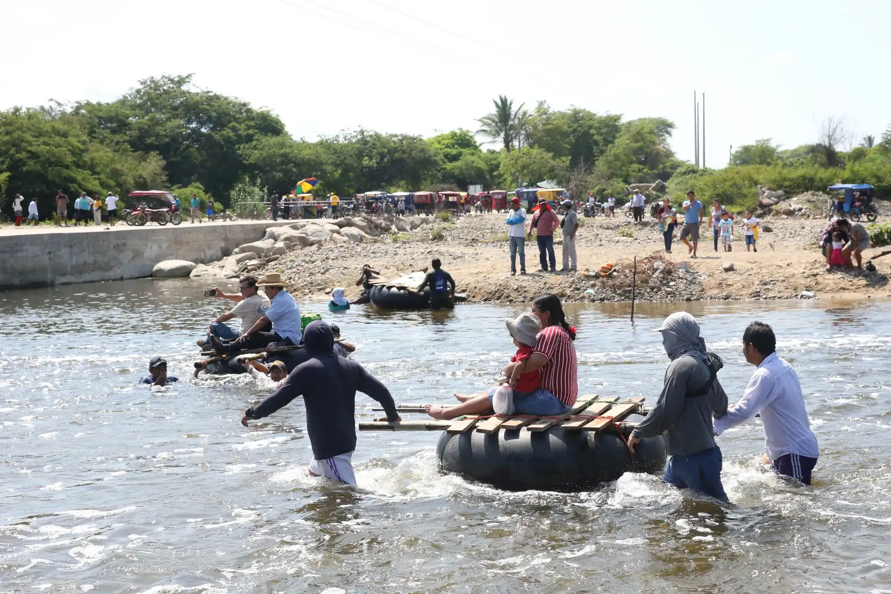 Vecinos de Malingas, centro poblado aislado por la activación de la quebrada San Francisco que dañó la vía hacia Tambogrande (Piura), cruzan en botes provisionales. Foto: ANDINA/ jhony Laurente