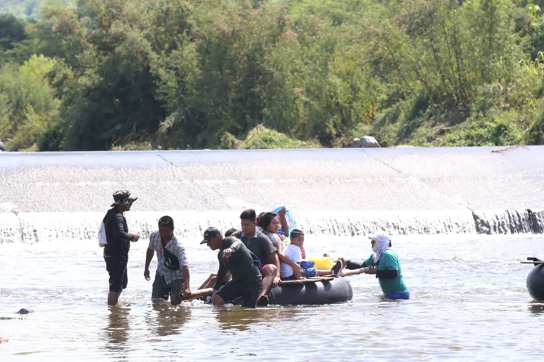 Vecinos de Malingas, centro poblado aislado por la activación de la quebrada San Francisco que dañó la vía hacia Tambogrande (Piura), cruzan en botes provisionales. Foto: ANDINA/ jhony Laurente