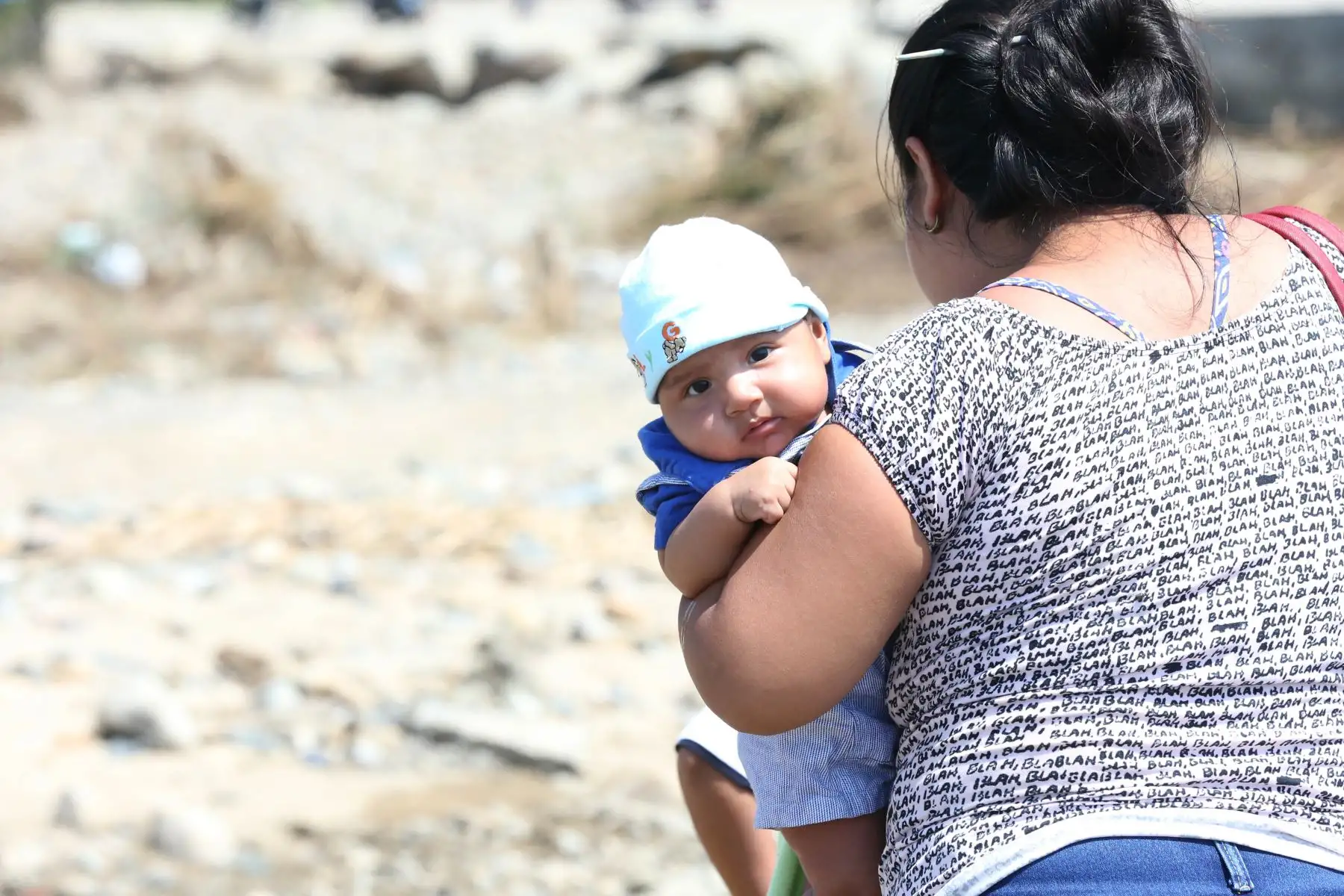 Vecinos de Malingas, centro poblado aislado por la activación de la quebrada San Francisco que dañó la vía hacia Tambogrande (Piura), cruzan en botes provisionales. Foto: ANDINA/ jhony Laurente
