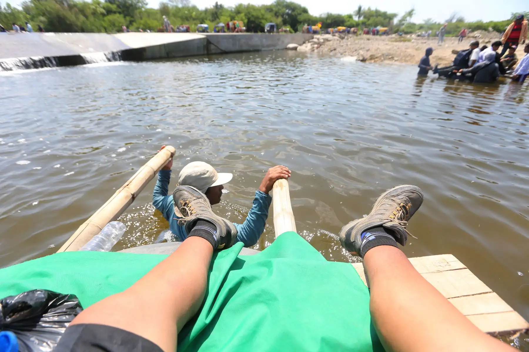 Vecinos de Malingas, centro poblado aislado por la activación de la quebrada San Francisco que dañó la vía hacia Tambogrande (Piura), cruzan en botes provisionales. Foto: ANDINA/ jhony Laurente