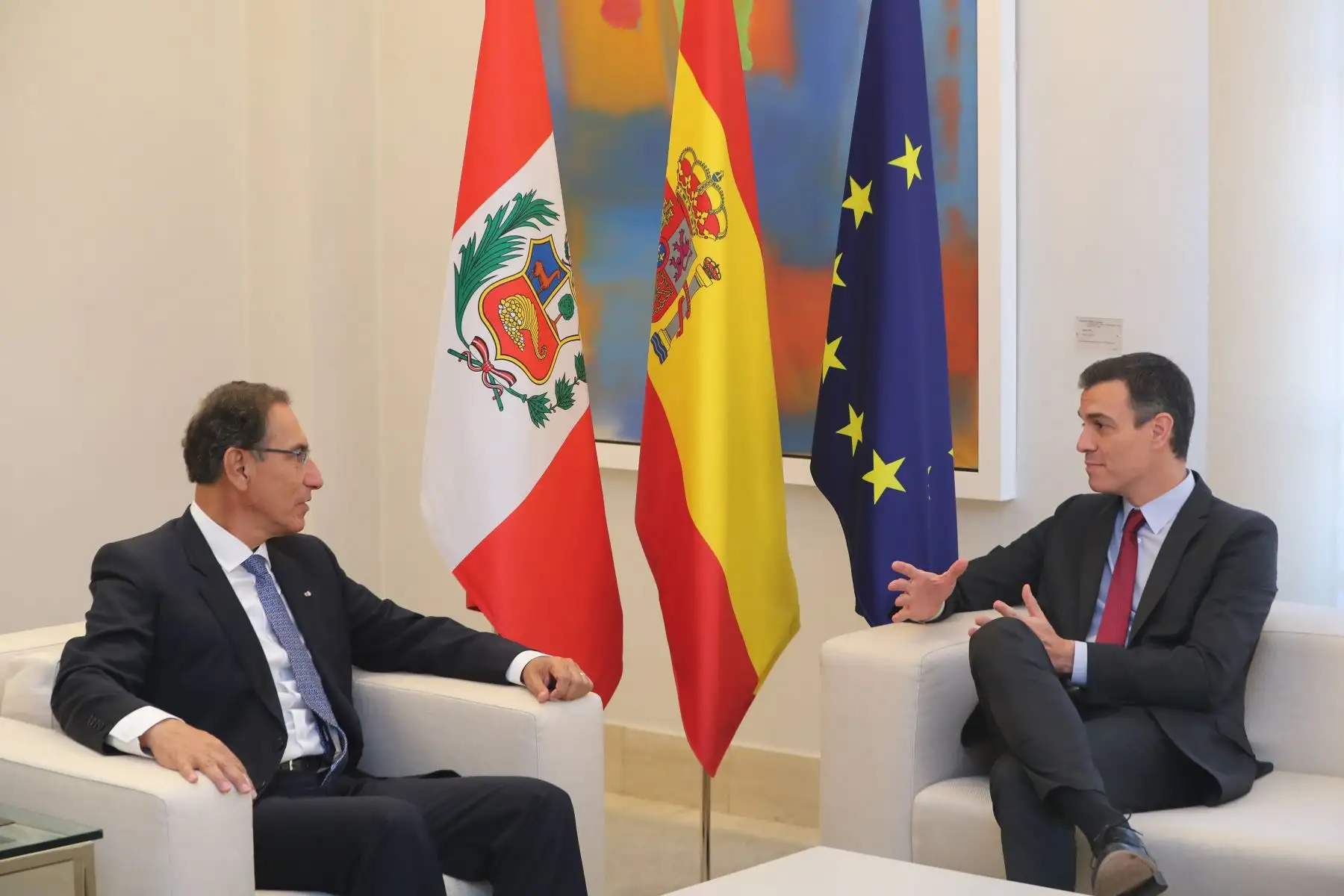Presidente Martín Vizcarra en Visita de Estado a España. El mandatario peruano, junto al presidente del Gobierno de España, Pedro Sánchez, suscribieron importantes convenios de cooperación bilateral, entre los que destacan el acuerdo técnico para brindar capacitación y formación al personal de las Fuerzas Armadas del Perú, en la gestión del riesgo de desastres. Foto: ANDINA/Prensa Presidencia