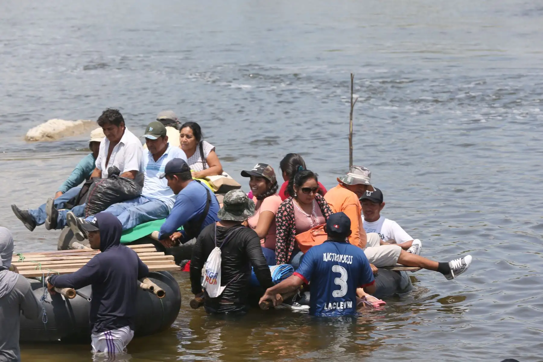 Vecinos de Malingas, centro poblado aislado por la activación de la quebrada San Francisco que dañó la vía hacia Tambogrande (Piura), cruzan en botes provisionales. Foto: ANDINA/ jhony Laurente