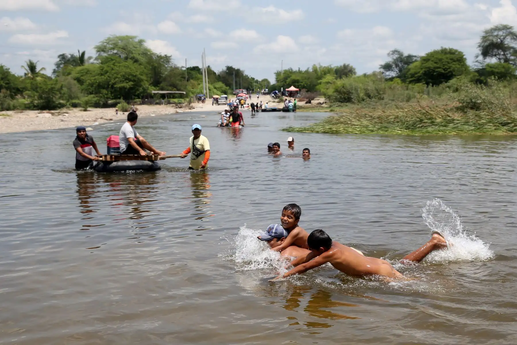 Vecinos de Malingas, centro poblado aislado por la activación de la quebrada San Francisco que dañó la vía hacia Tambogrande (Piura), cruzan en botes provisionales. Foto: ANDINA/ jhony Laurente