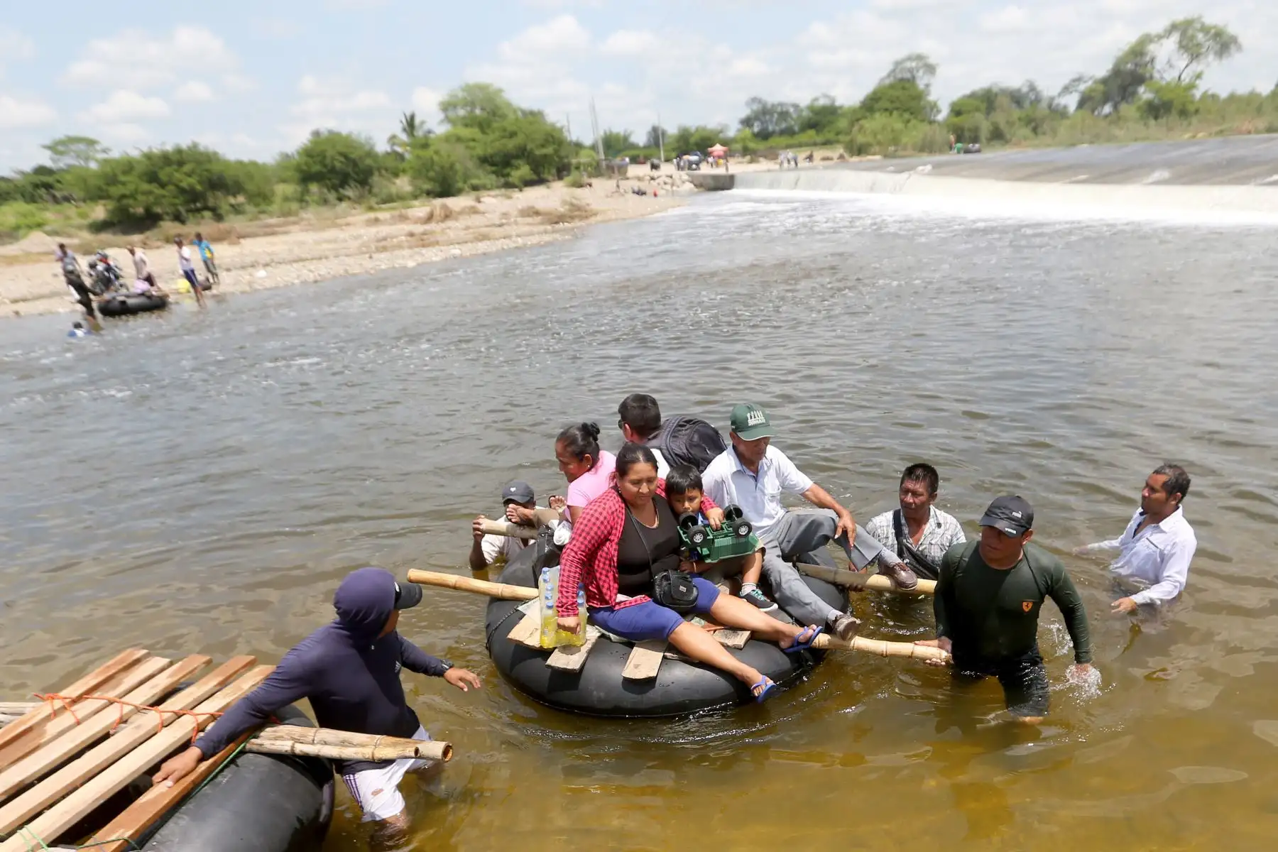 Vecinos de Malingas, centro poblado aislado por la activación de la quebrada San Francisco que dañó la vía hacia Tambogrande (Piura), cruzan en botes provisionales. Foto: ANDINA/ jhony Laurente