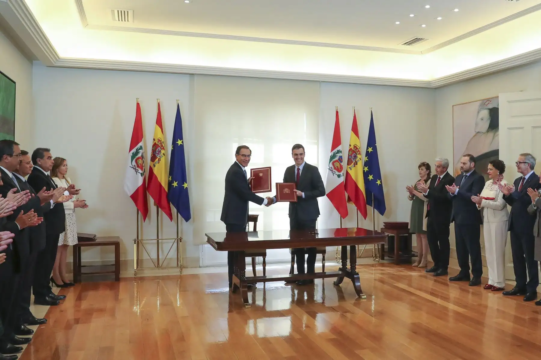 Presidente Martín Vizcarra en Visita de Estado a España. El mandatario peruano, junto al presidente del Gobierno de España, Pedro Sánchez, suscribieron importantes convenios de cooperación bilateral, entre los que destacan el acuerdo técnico para brindar capacitación y formación al personal de las Fuerzas Armadas del Perú, en la gestión del riesgo de desastres. Foto: ANDINA/Prensa Presidencia