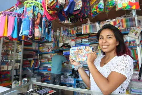 Las ventas online impulsan a los negocios de útiles y uniformes escolares. ANDINA/Héctor Vinces