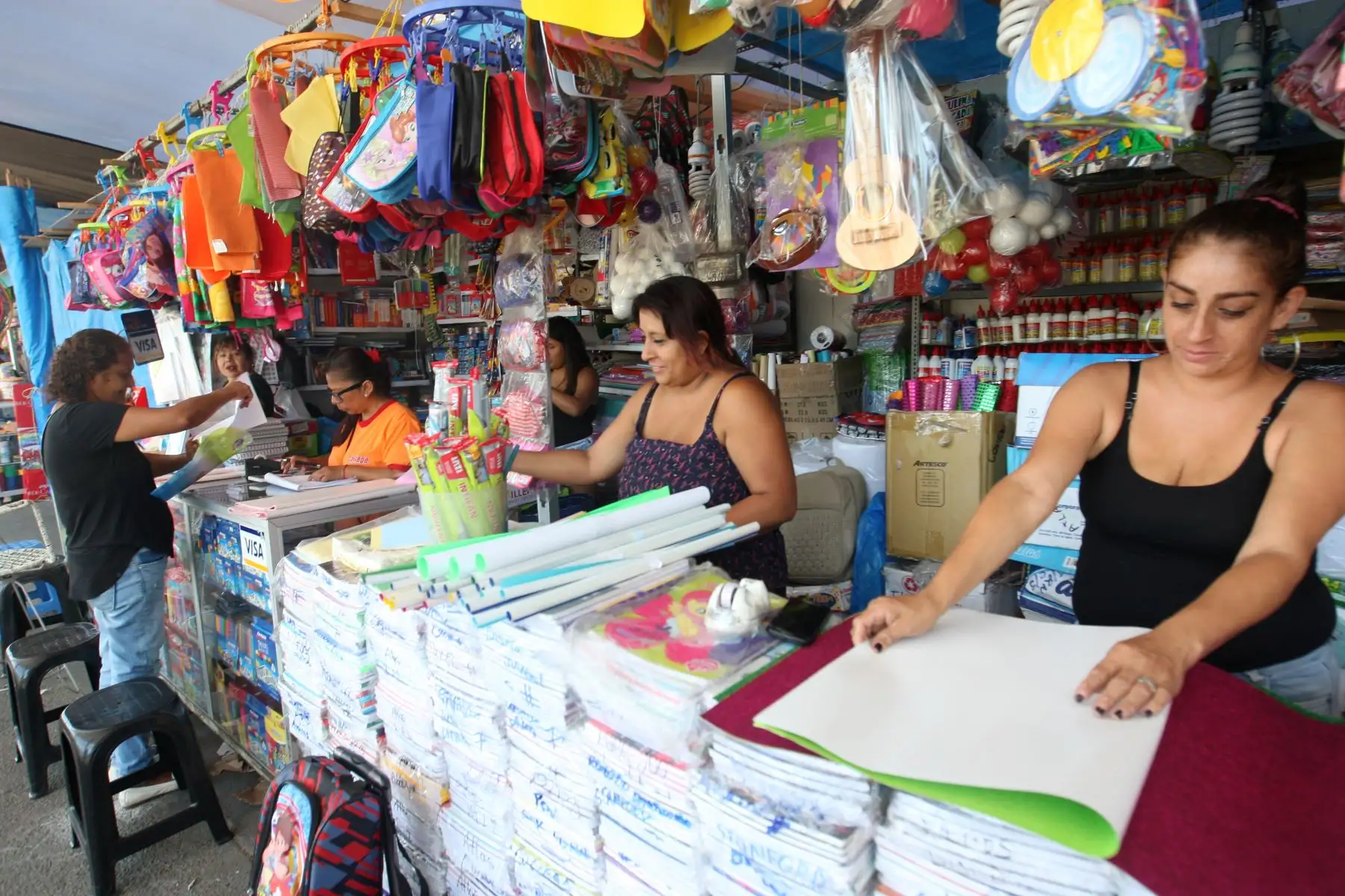 La compra de útiles escolares demanda un mayor gasto familiar en el presupuesto mensual de febrero y marzo. ANDINA/Héctor Vinces