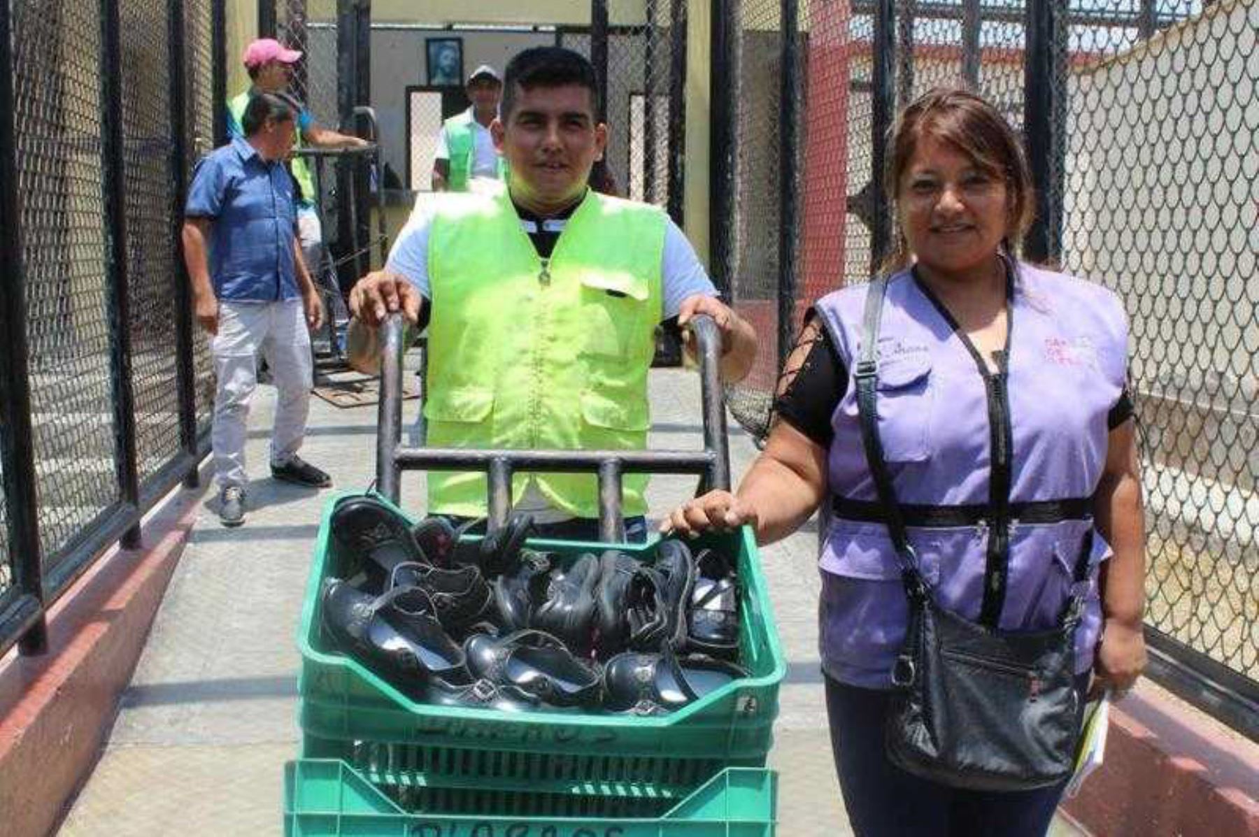 En el marco de la política de Cárceles Productivas, un grupo de 187 internos del penal de Trujillo entregaron un lote de 5,848 pares de zapatos de distintos modelos a los representantes de ocho empresas para las que laboran.