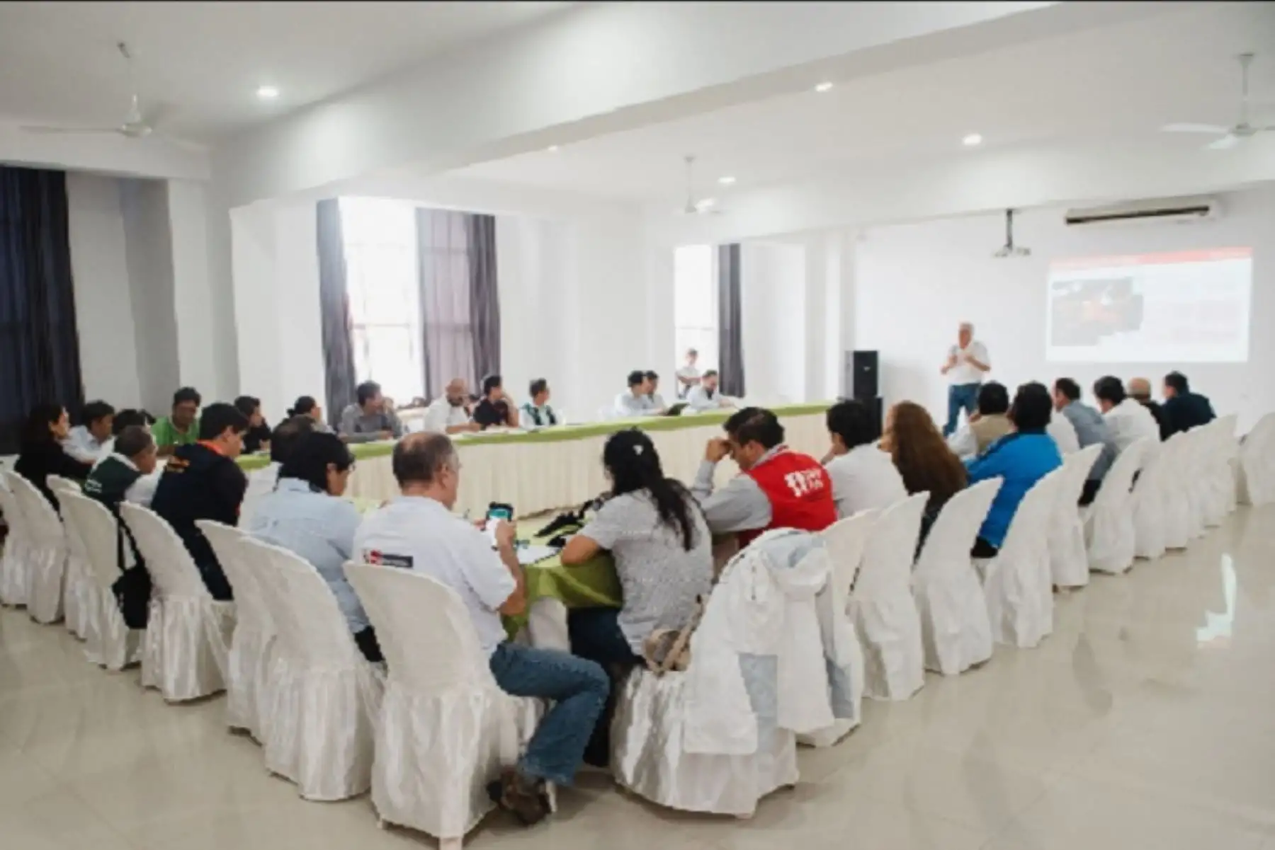 El Ministerio de Agricultura y Riego (Minagri) presentó esta tarde al Gobierno Regional de Madre de Dios, la Estrategia Multisectorial para promover actividades económicas alternativas a la minería ilegal en esta región, que ha dañado críticamente alrededor de 12 mil hectáreas de suelos, en el sector conocido como La Pampa.