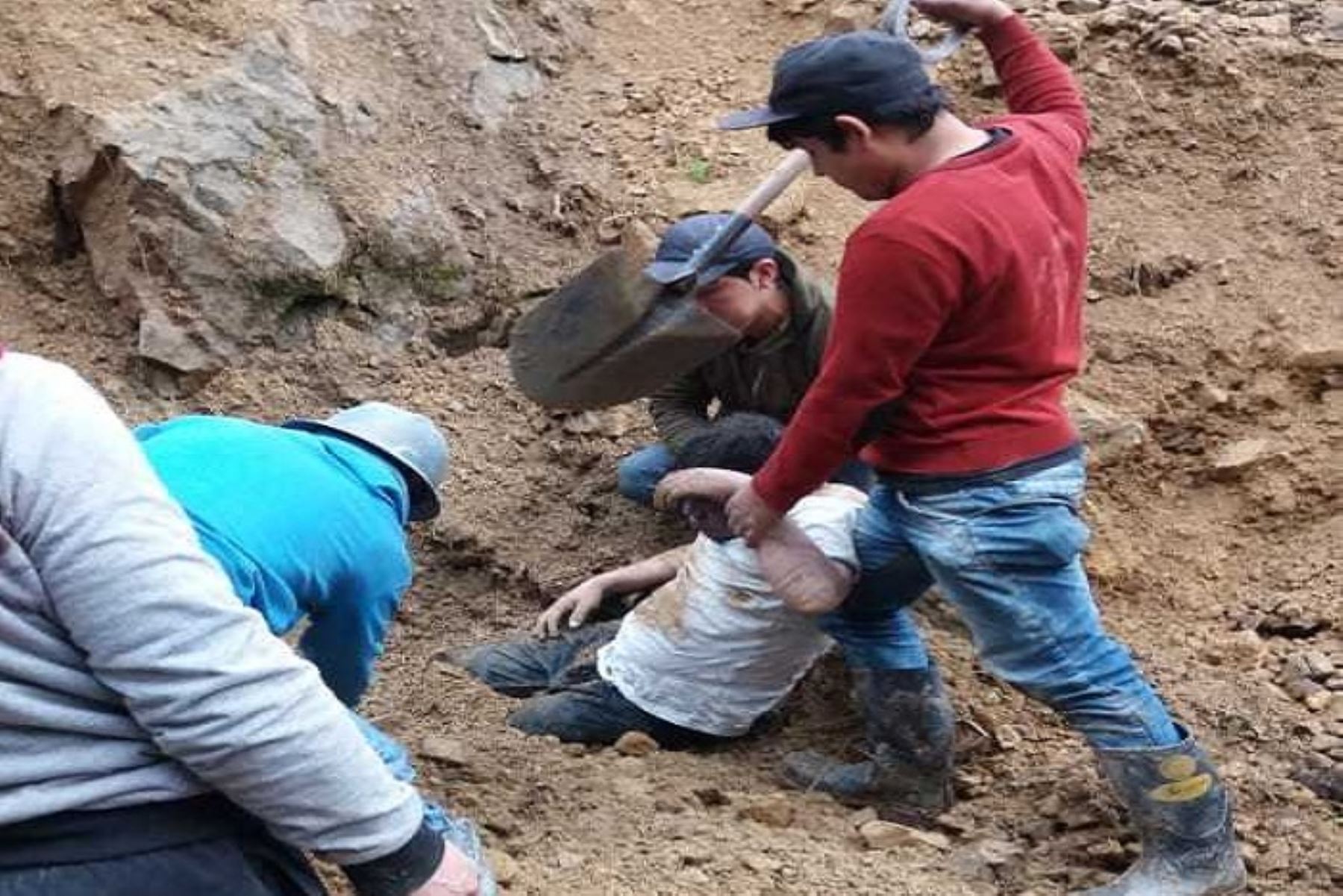 El derrumbe de una mina informal ocasionó la muerte de una persona, mientras que otras tres quedaron gravemente heridas, en el distrito de Parcoy, provincia de Pataz, región La Libertad.