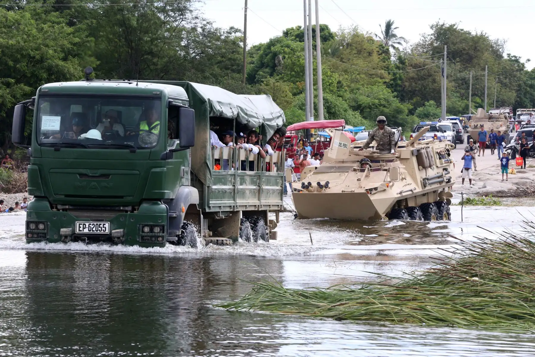 Vehículos anfibios de la Marina de Guerra del Perú trasladan a vecinos de Malingas, en Piura, quienes estuvieron aislados tras la destrucción de una vía por activación de quebrada..Foto:ANDINA/ Jhony Laurente