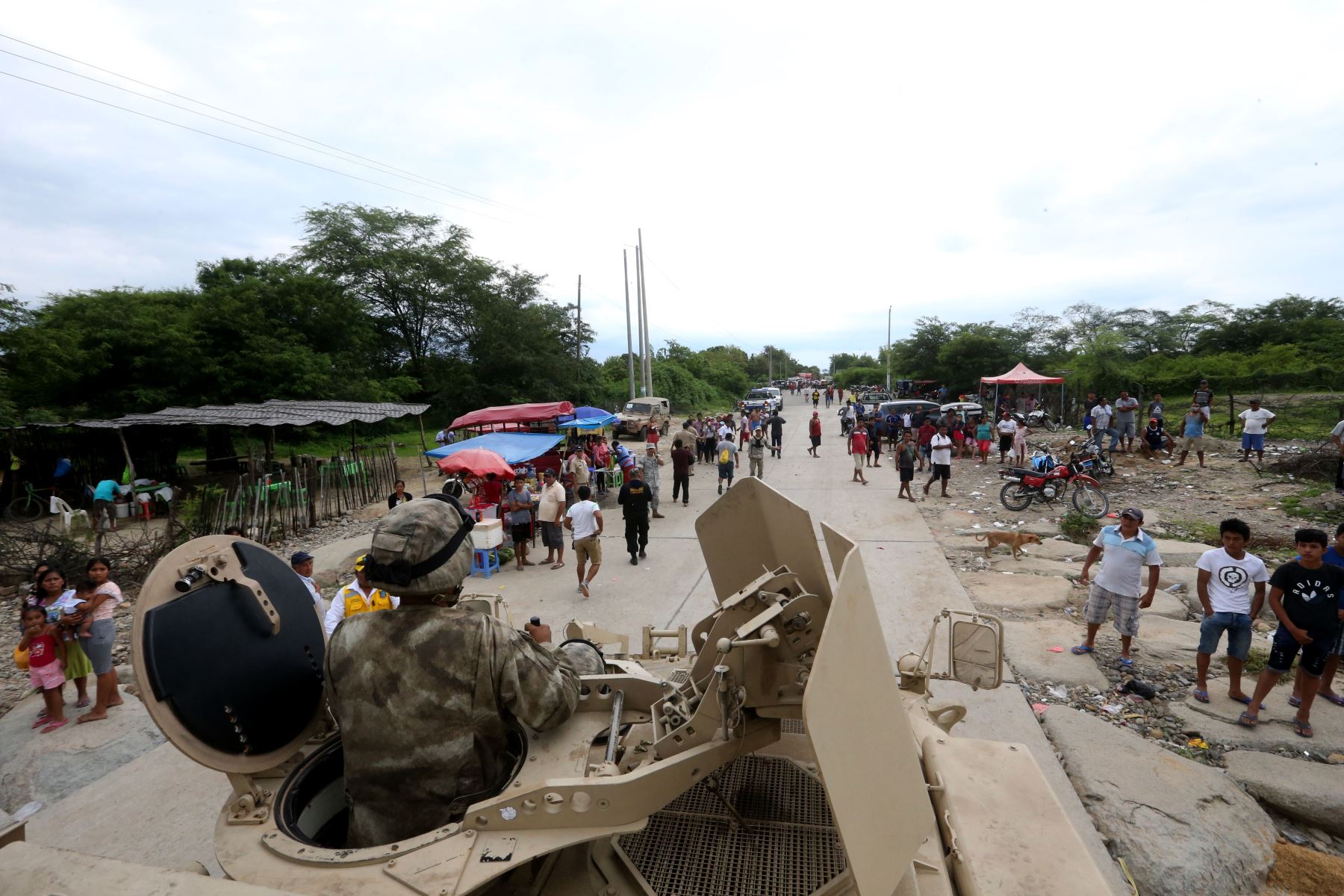 Vehículos anfibios de la Marina de Guerra trasladan a vecinos de Malingas (Piura), que permanecen aislados tras la destrucción de vía por la activación de una quebrada. Foto:ANDINA/ Jhony Laurente