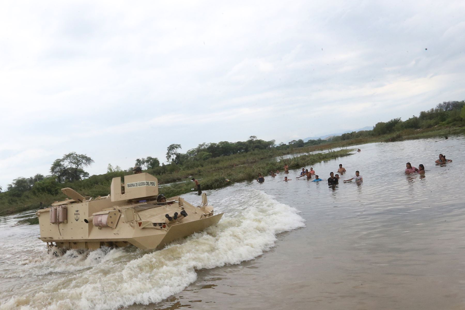 Vehículos anfibios de la Marina de Guerra trasladan a vecinos de Malingas, en Piura, que permanecen aislados. Foto: ANDINA/Jhony Laurente