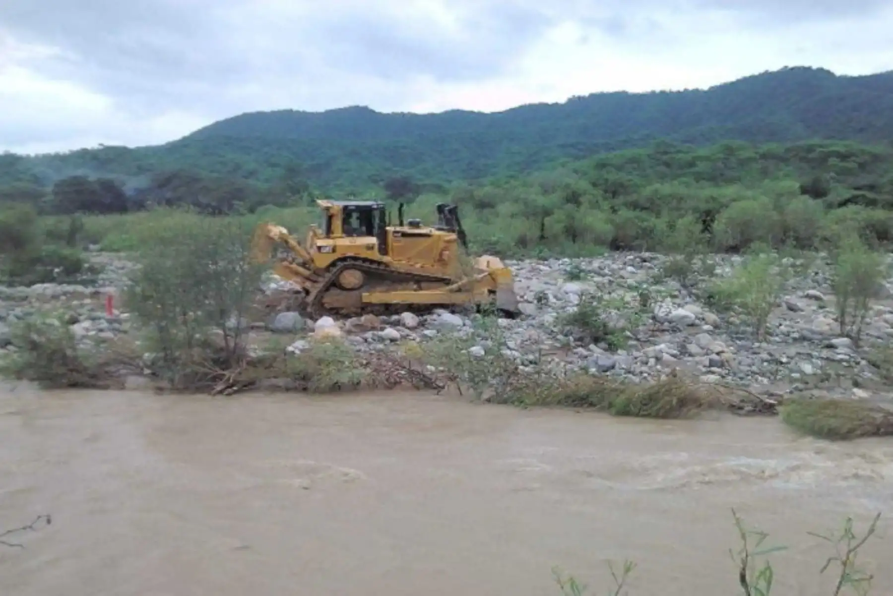 Continuando con las acciones desplegadas por el Ministerio de Agricultura y Riego ante eventuales desbordes, el ministro Gustavo Mostajo, inspeccionó en la región La Libertad los trabajos de prevención que se ejecutan en los sectores Piedra Molino, Campo 17 y Puente Careaga, identificados como puntos críticos de la margen izquierda del río Chicama.