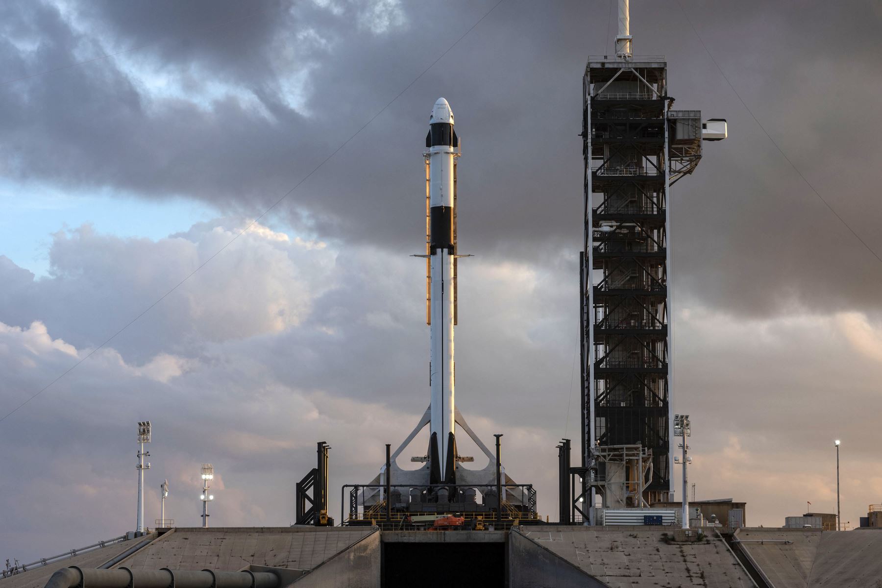 El cohete SpaceX Falcon 9 y la nave espacial Crew Dragon se acoplaron al Complejo de Lanzamiento 39A en el Centro Espacial Kennedy de la NASA el 3 de enero de 2019. Foto: AFP