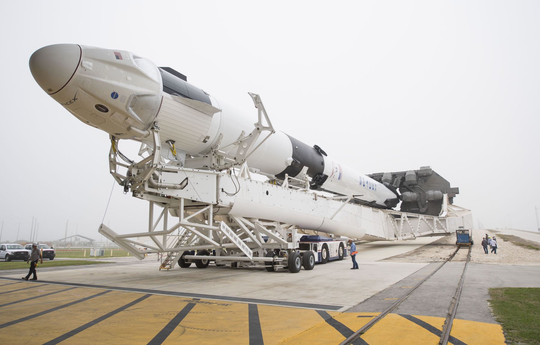 Cohete Falcon 9 con la nave espacial Crew Dragon de la compañía Space X mientras continúan los preparativos para la misión Demo-1 el 28 de febrero de 2019 en el Centro Espacial Kennedy en Florida. Foto: AFP