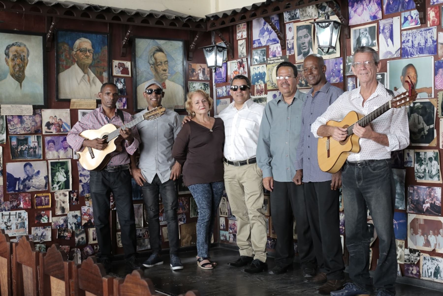 Fotografía del conjunto de música tradicional cubana.
