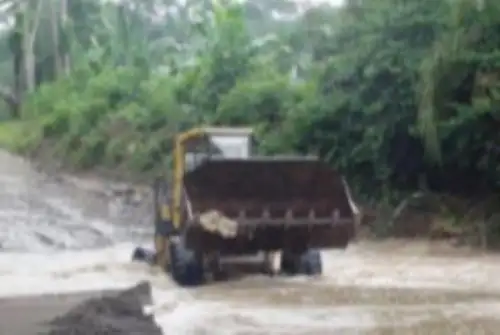 Con apoyo de maquinaria pesada, la municipalidad distrital de Inambari efectúa trabajos de rehabilitación en al menos cuatro tramos carreteros.