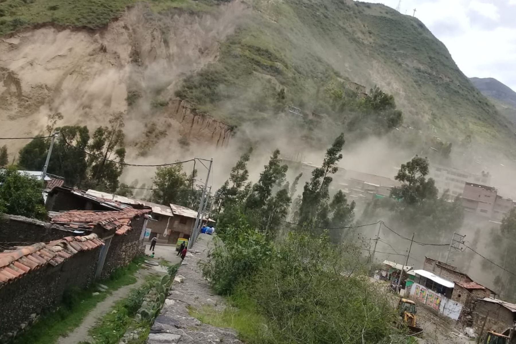 El COER de Áncash informó que el cerro Pumacoto, ubicado en la provincia de Sihuas, se desplomó hoy a causa de las lluvias intensas.