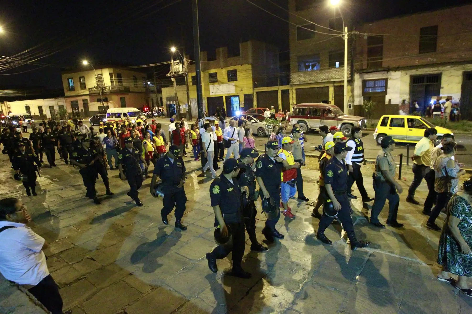 Alcalde del Rimac, Pedro Rosario y Policía Nacional realizan operativo en principales calles del distrito. Foto: ANDINA/Eddy Ramos