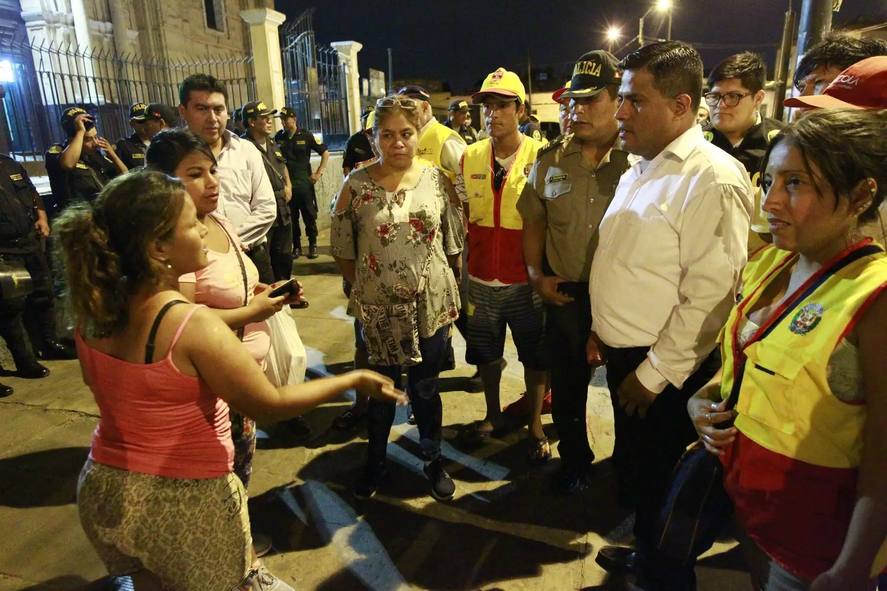Alcalde del Rimac, Pedro Rosario y Policía Nacional realizan operativo en principales calles del distrito. Foto: ANDINA/Eddy Ramos
