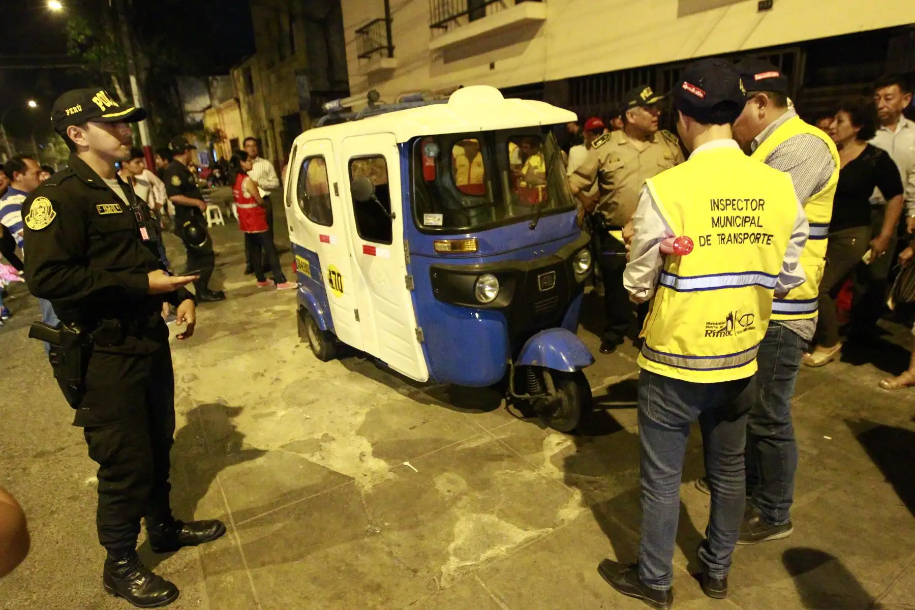 Alcalde del Rimac, Pedro Rosario y Policía Nacional realizan operativo en principales calles del distrito. Foto: ANDINA/Eddy Ramos