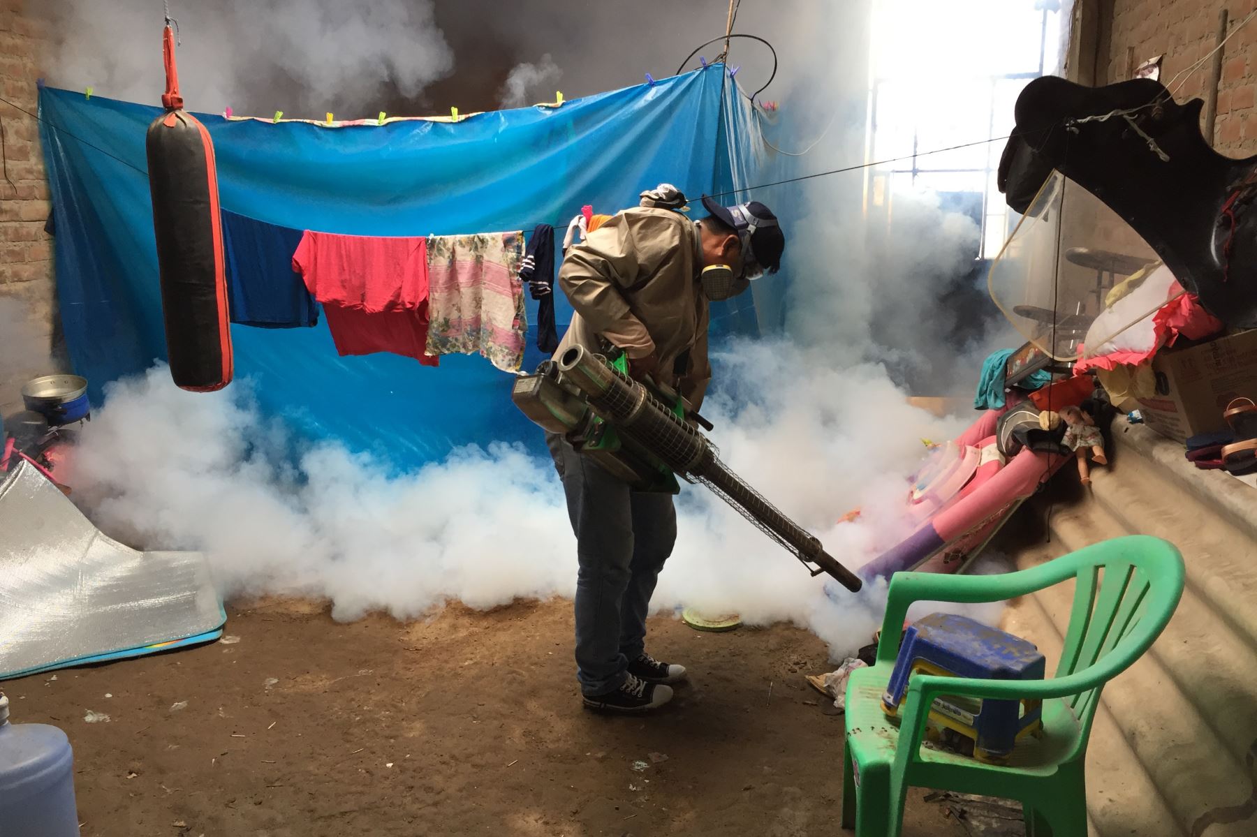 En el distrito de Tumán, en la región Lambayeque, se hizo el control larvario casa por casa para evitar la reproducción del mosquito transmisor del dengue, zika y chikungunya.