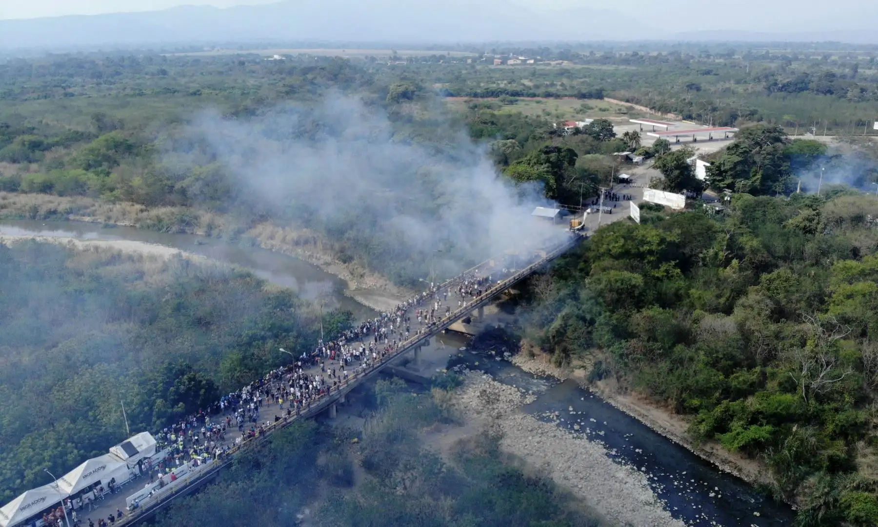 Imágen que mostraba el humo que salía de los camiones que transportaban ayuda humanitaria y que se incendiaron  entre Cúcuta  (Colombia) y Ureña  ( Venezuela),  en medio de disturbios en el cruce del puente de Santander. Foto: AFP/Edinson Estupinan