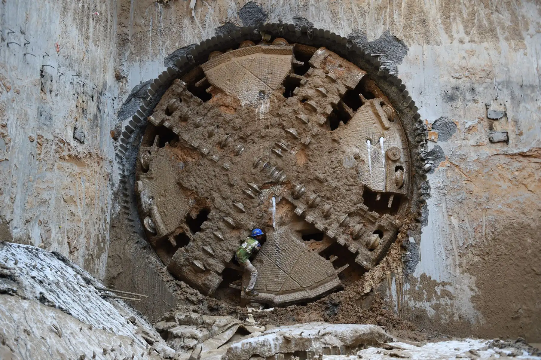 Un trabajador indio sale después de que una máquina perforadora de túneles atravesara el túnel que se encuentra en el este de Gujarat Metro Rail Corporation Limited en Ahmedabad el 25 de febrero de 2019. Foto: AFP/Sam Panthaky