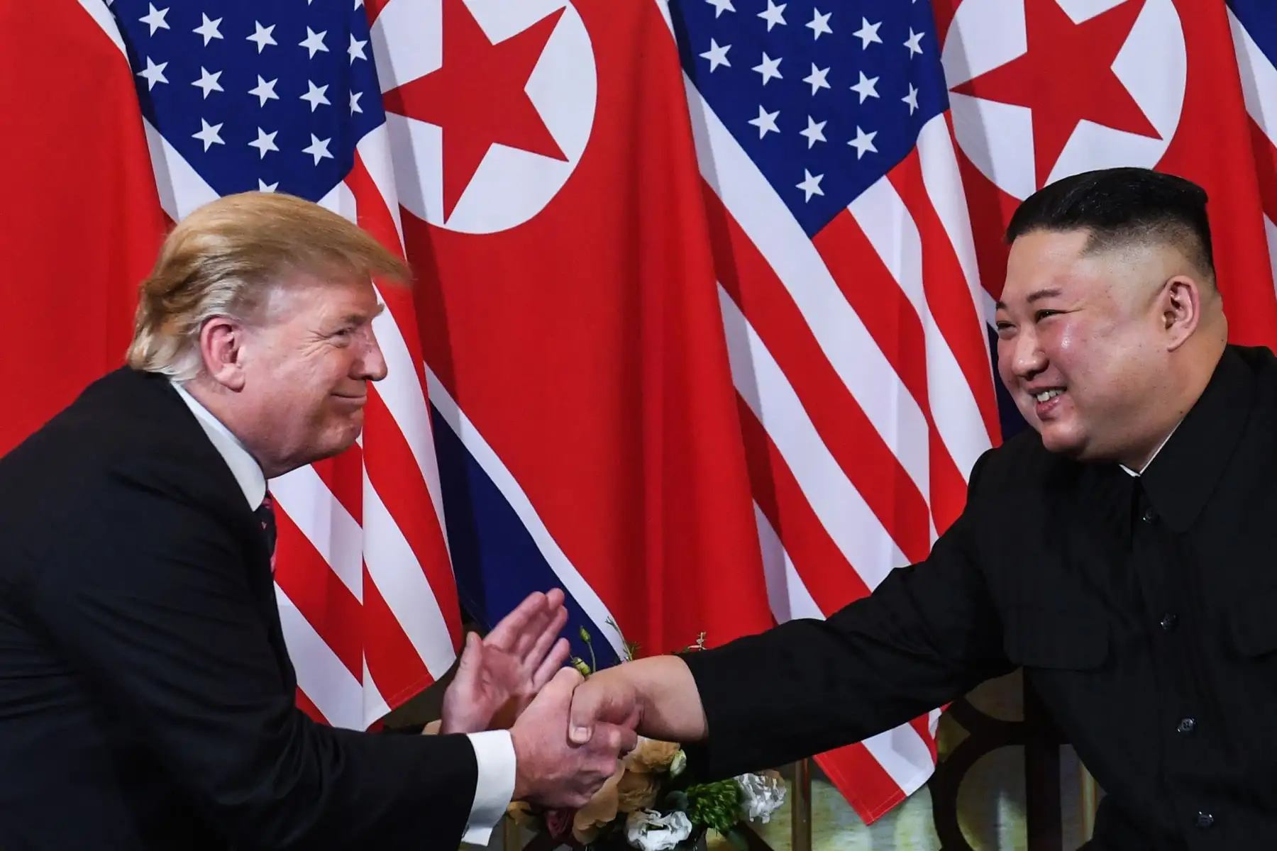 El presidente de Estados Unidos, Donald Trump, le da la mano al líder de Corea del Norte, Kim Jong Un, luego de una reunión en el hotel Sofitel Legend Metropole en Hanoi el 27 de febrero de 2019. Foto: AFP/Saul Loeb